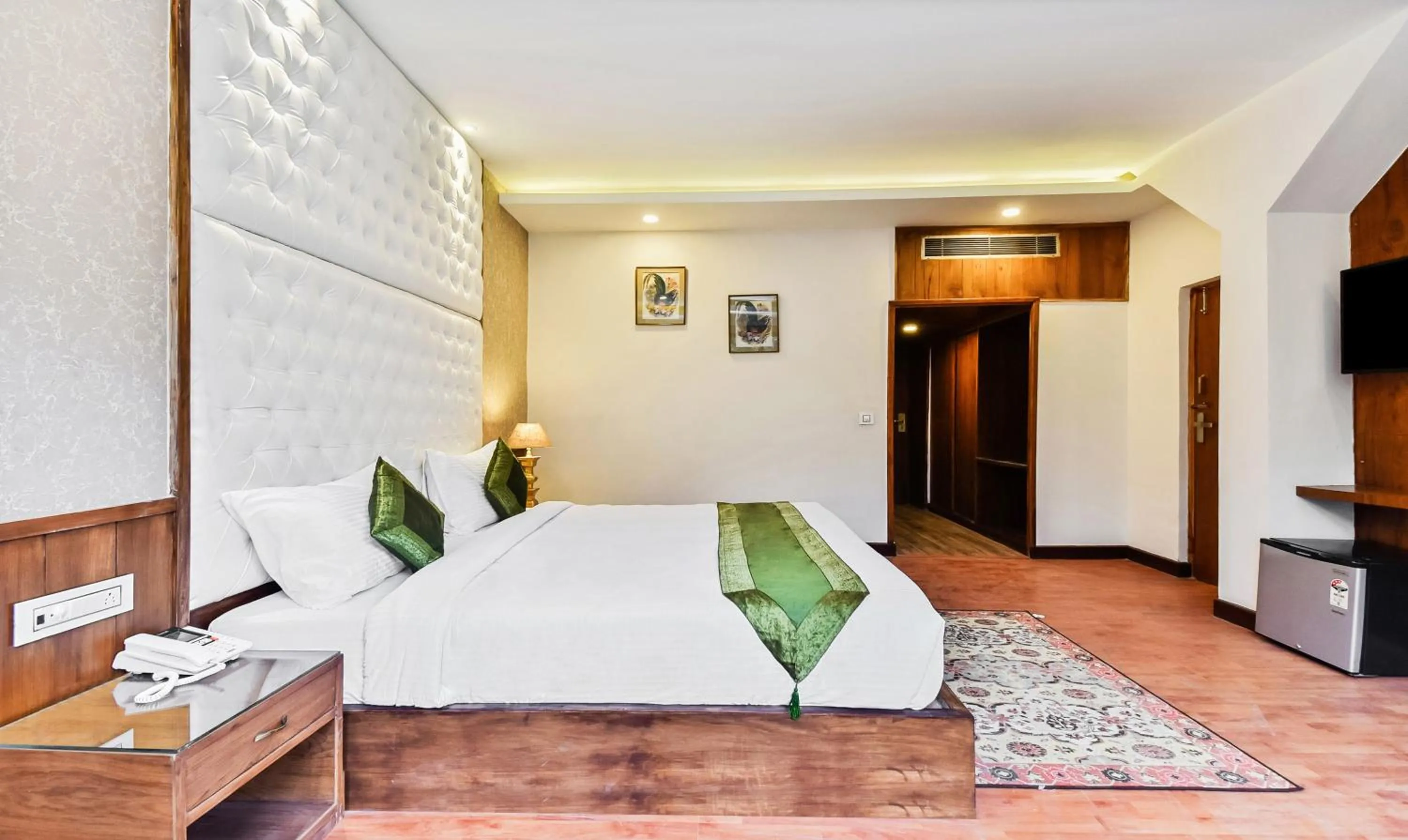 Photo of the whole room in Hotel Snowcrests Manor