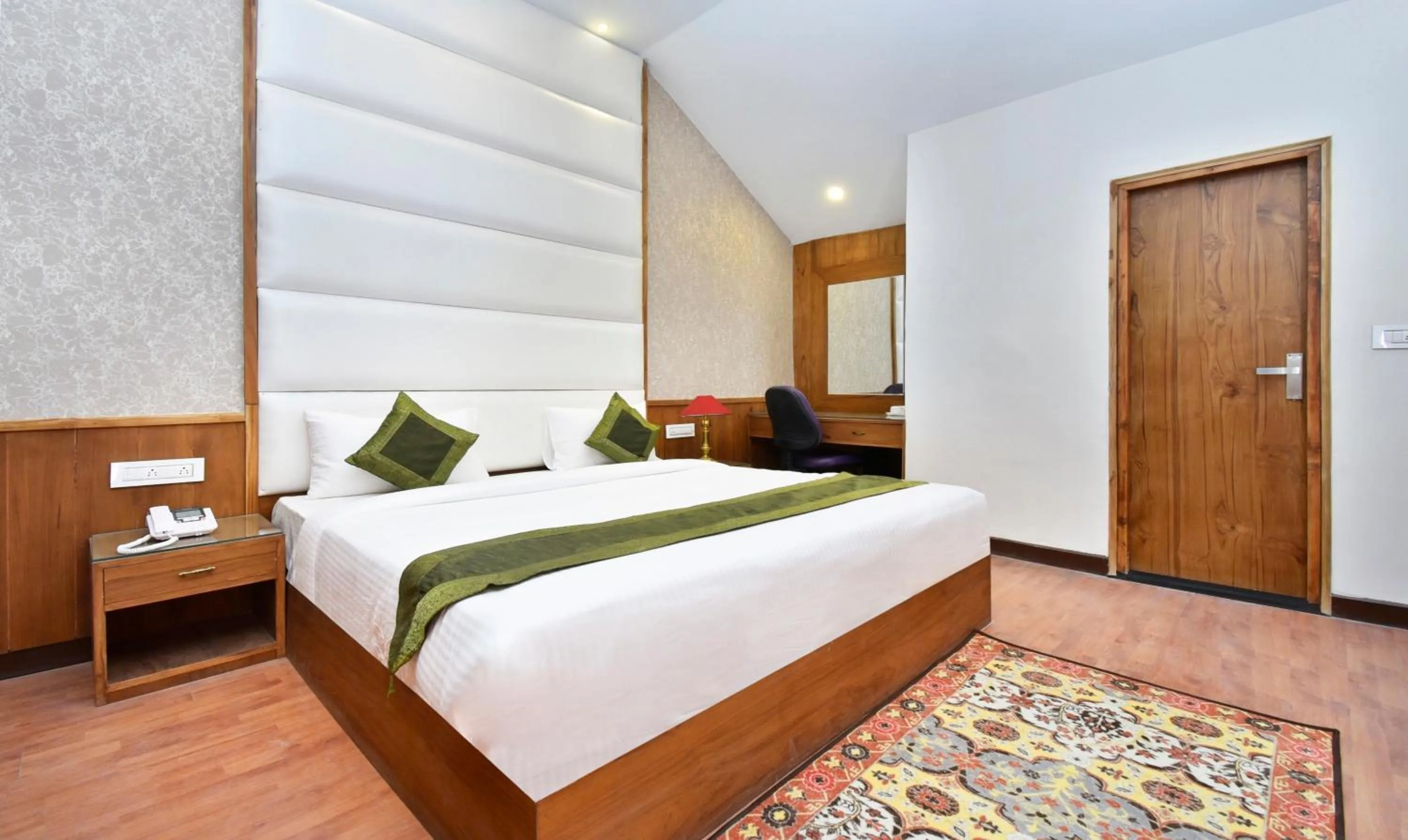 Photo of the whole room, Bed in Hotel Snowcrests Manor