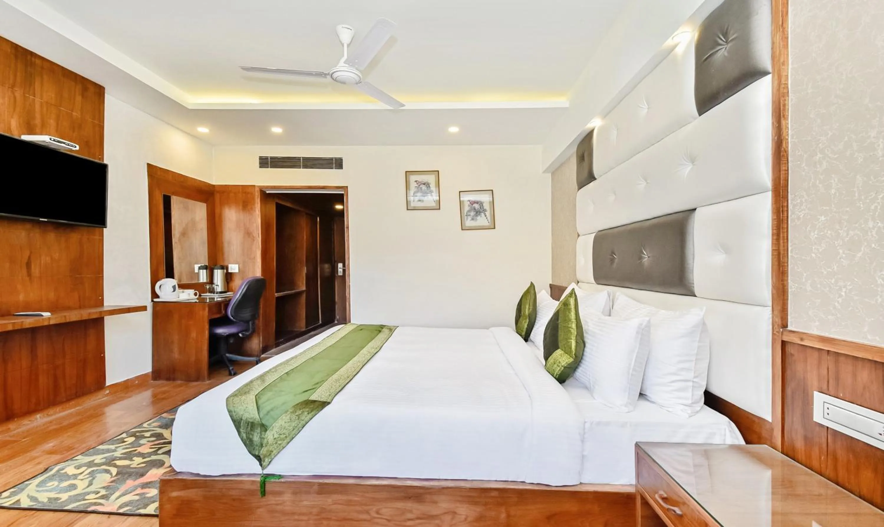 Photo of the whole room, Bed in Hotel Snowcrests Manor