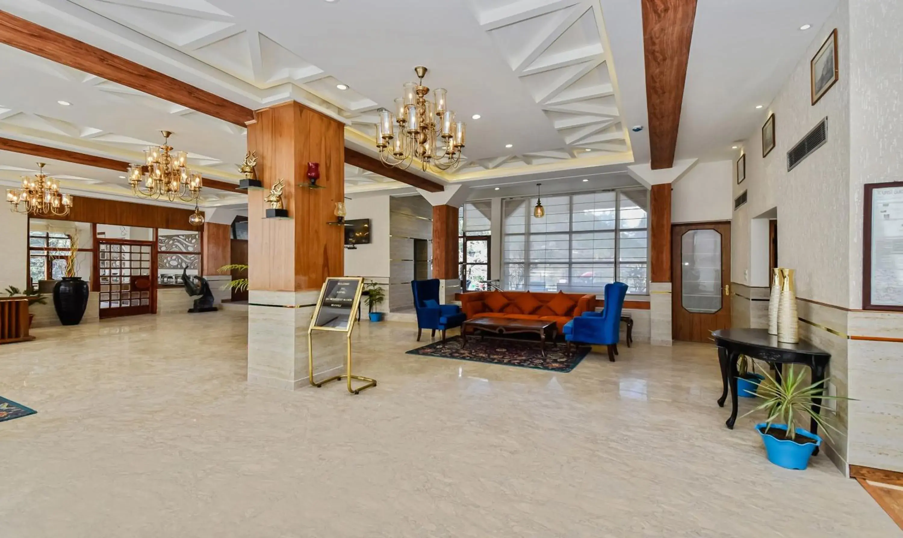 Lobby or reception in Hotel Snowcrests Manor Lobby or reception in Hotel Snowcrests Manor