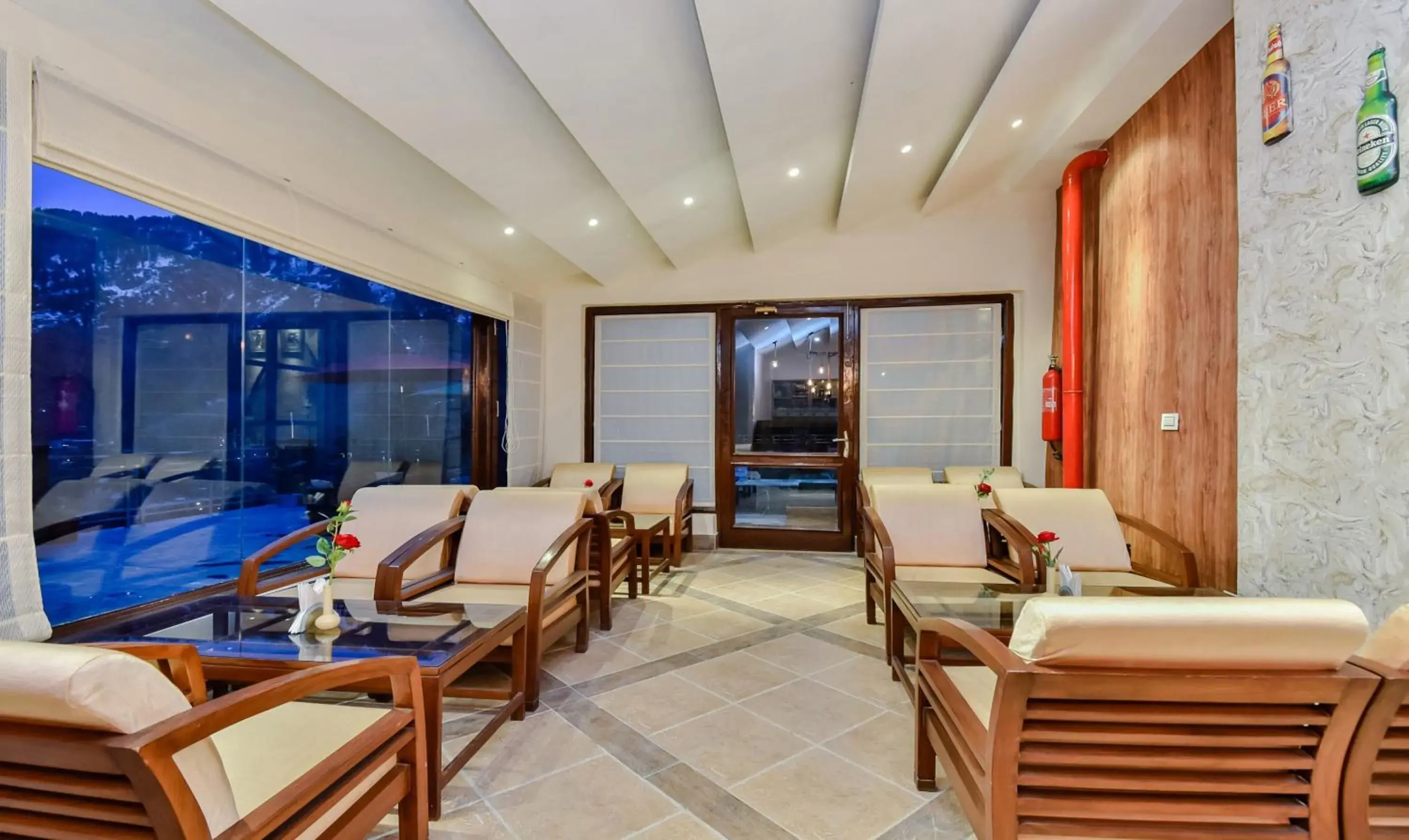 Lounge or bar in Hotel Snowcrests Manor Lounge or bar in Hotel Snowcrests Manor