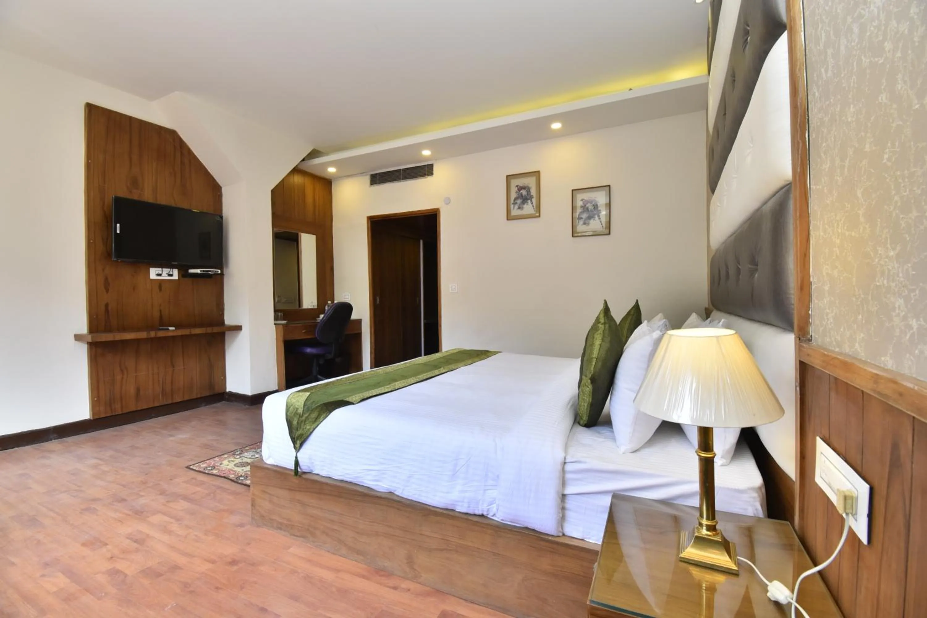 Communal lounge/ TV room, Bed in Hotel Snowcrests Manor