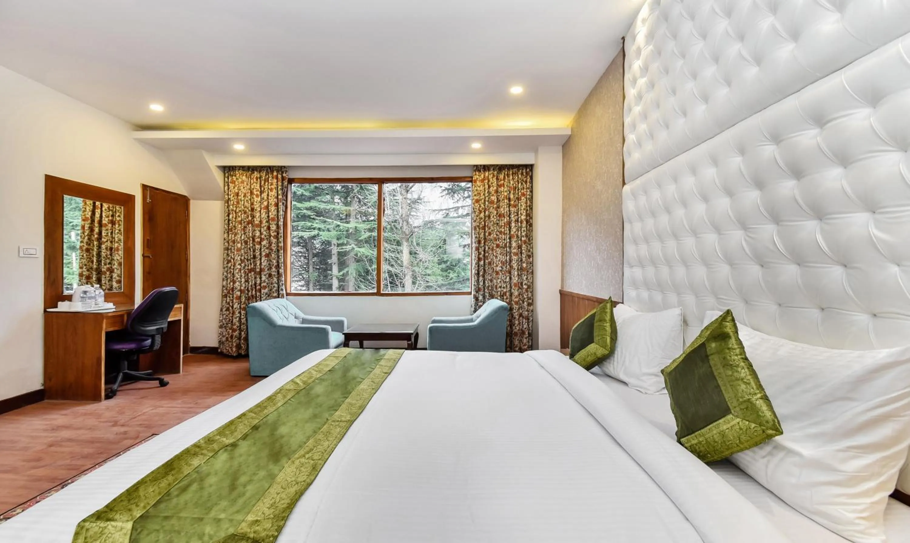 Photo of the whole room, Bed in Hotel Snowcrests Manor