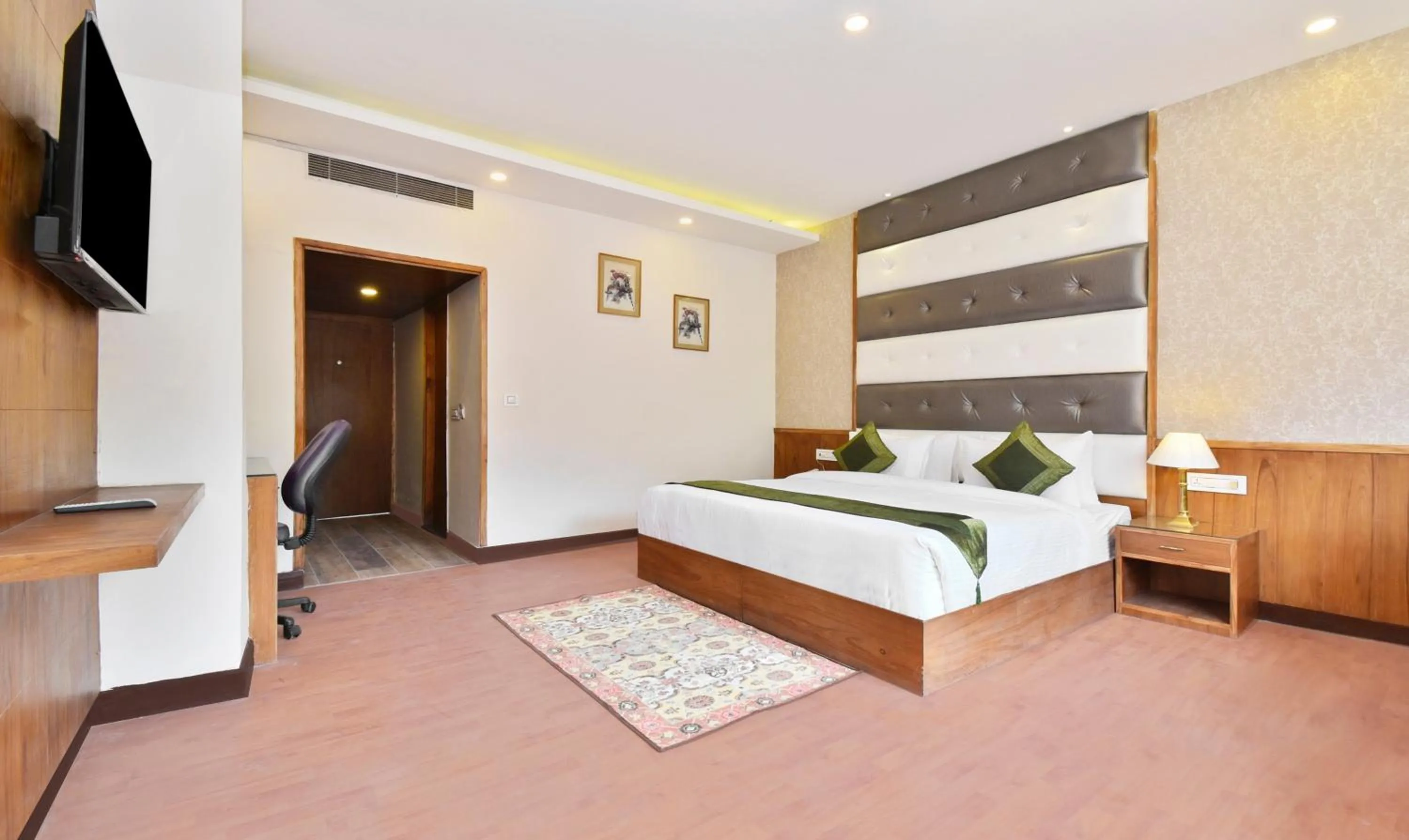 Photo of the whole room, Bed in Hotel Snowcrests Manor