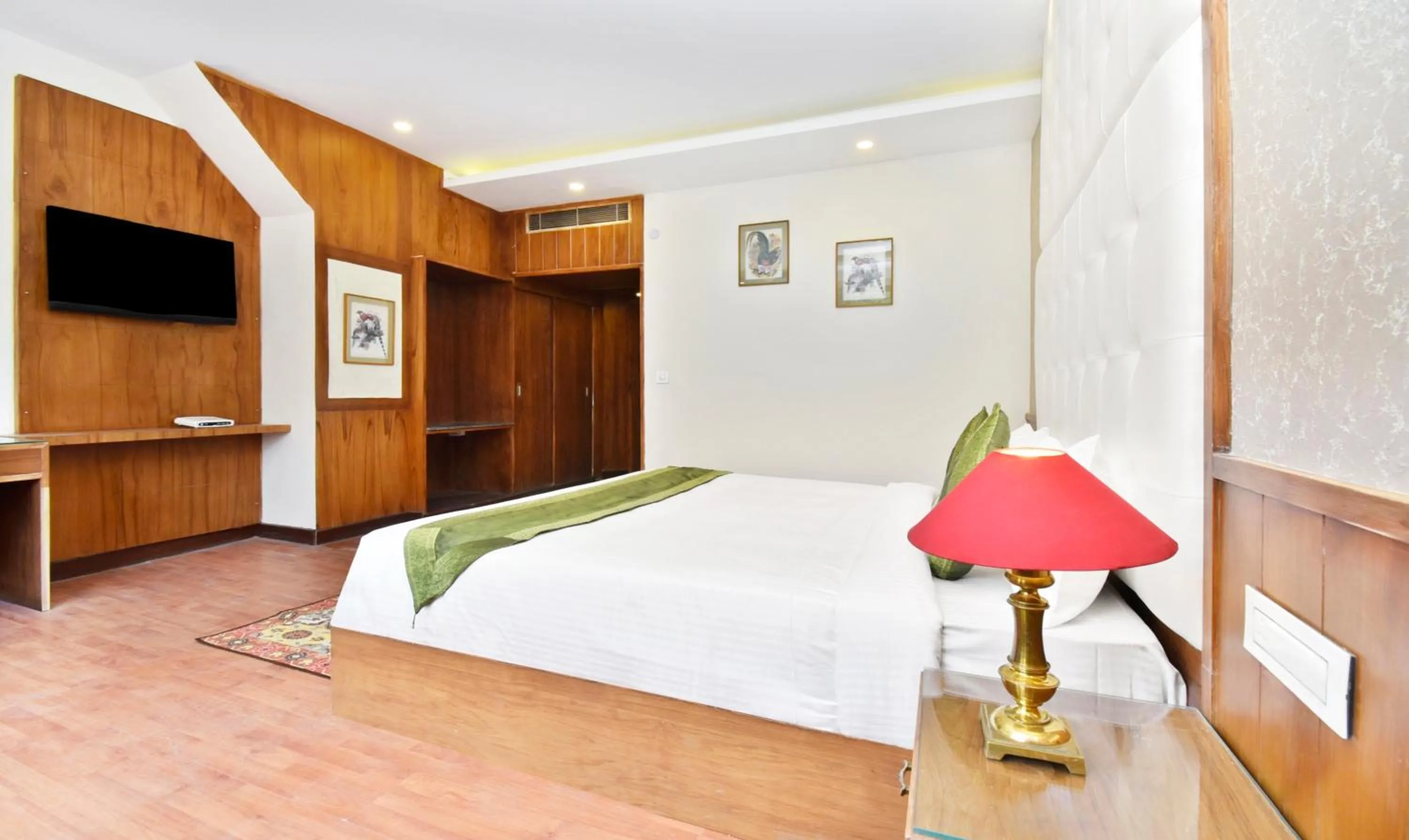 Photo of the whole room, Bed in Hotel Snowcrests Manor