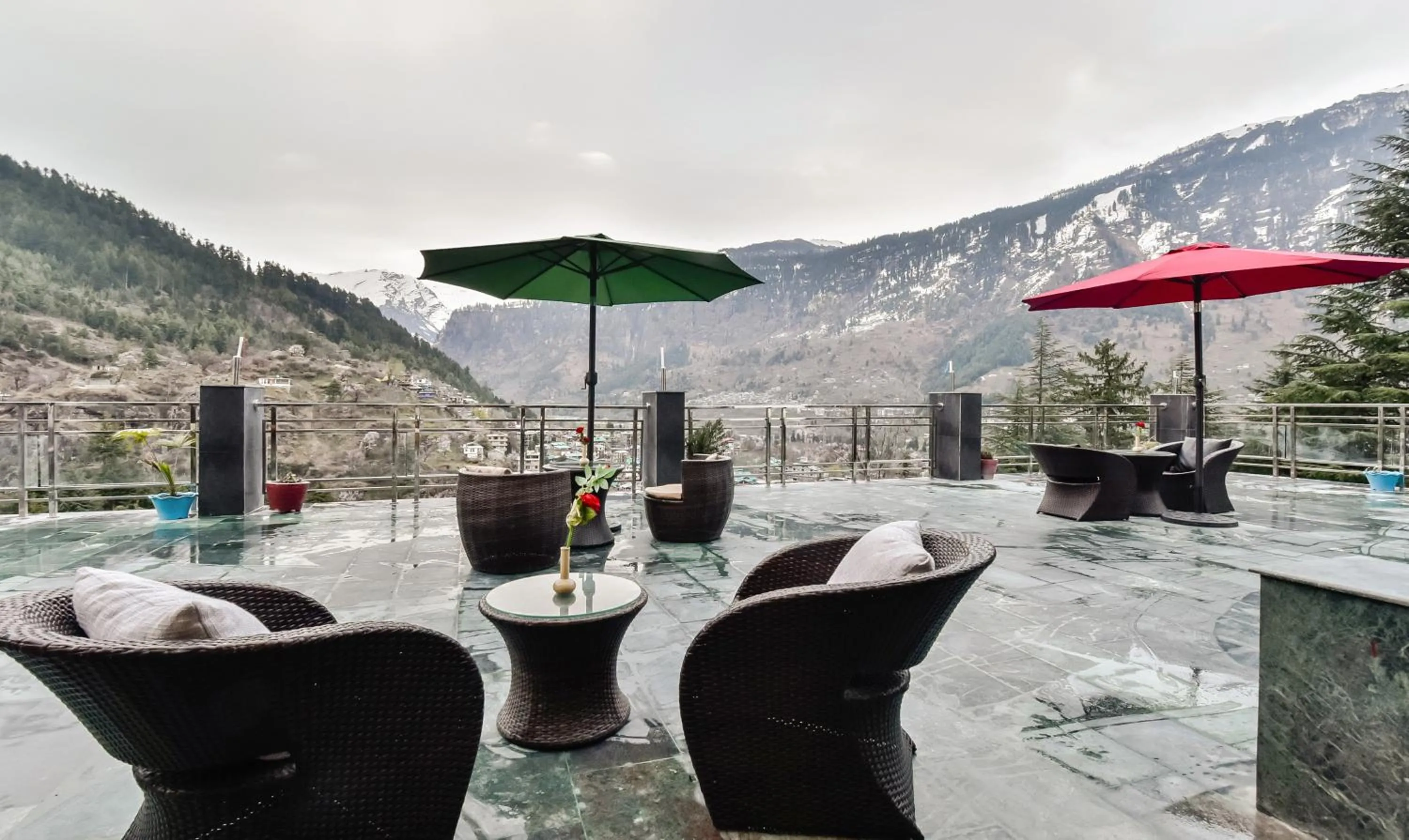 Patio in Hotel Snowcrests Manor