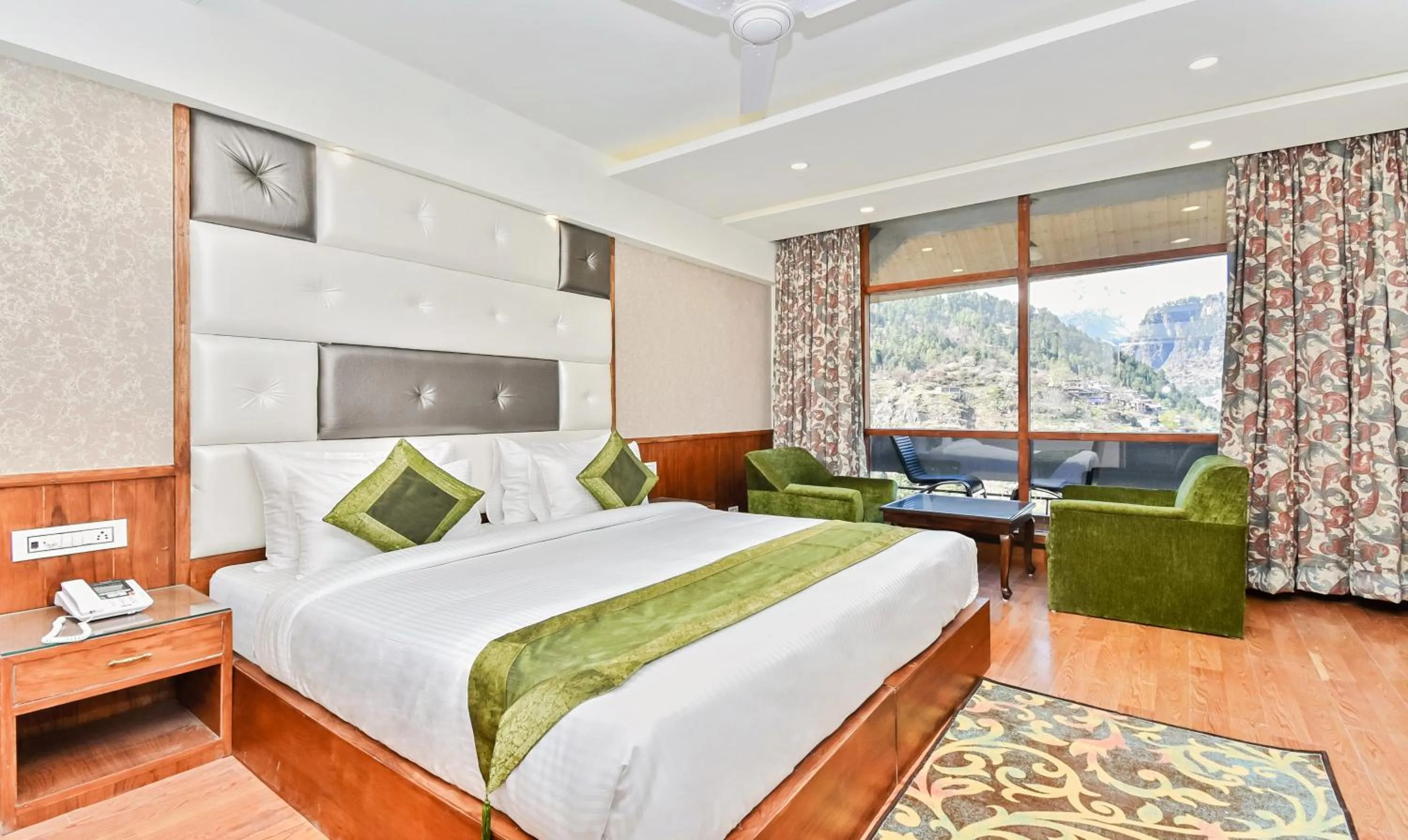 Photo of the whole room, Bed in Hotel Snowcrests Manor