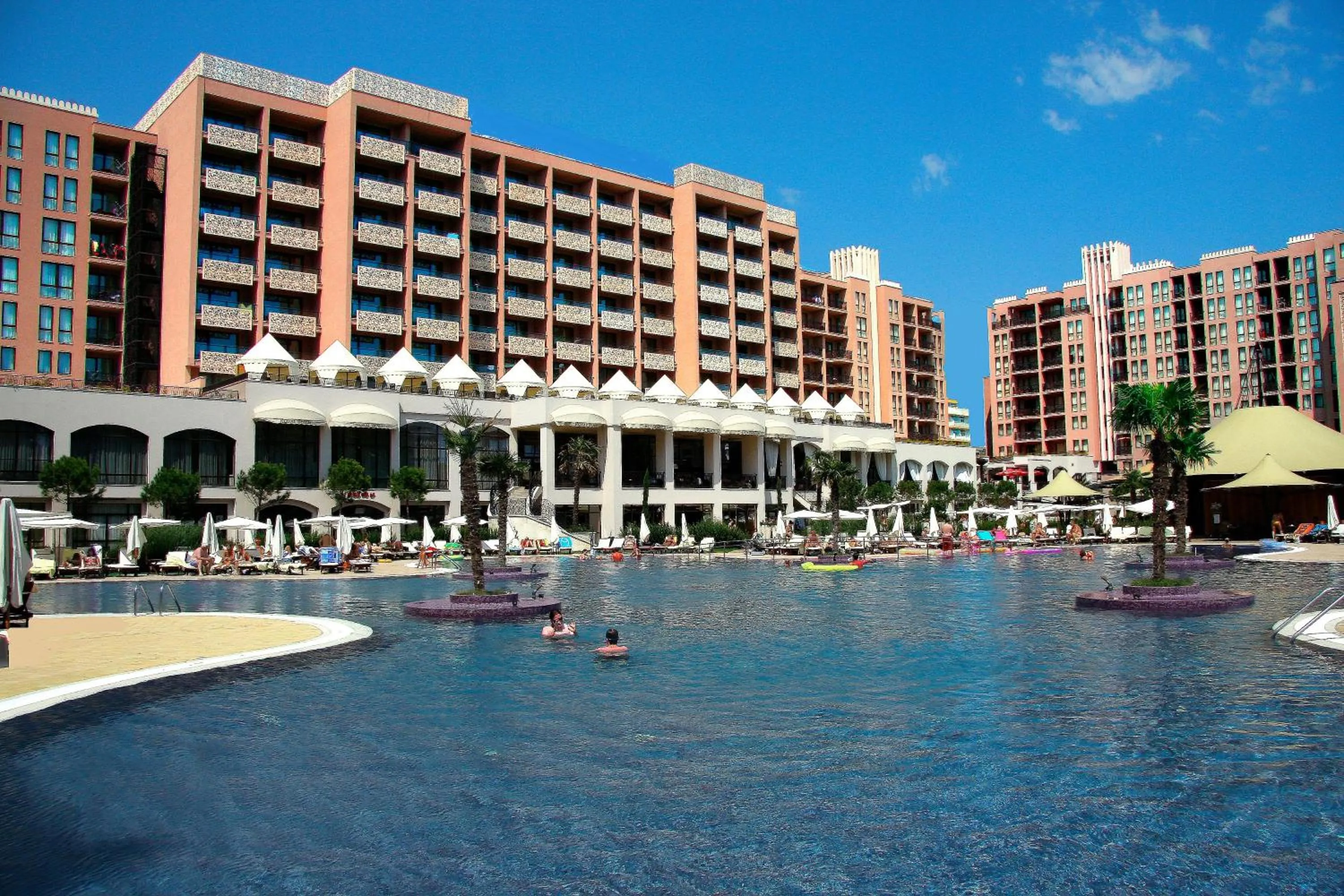 Swimming pool in Royal Beach Apartments