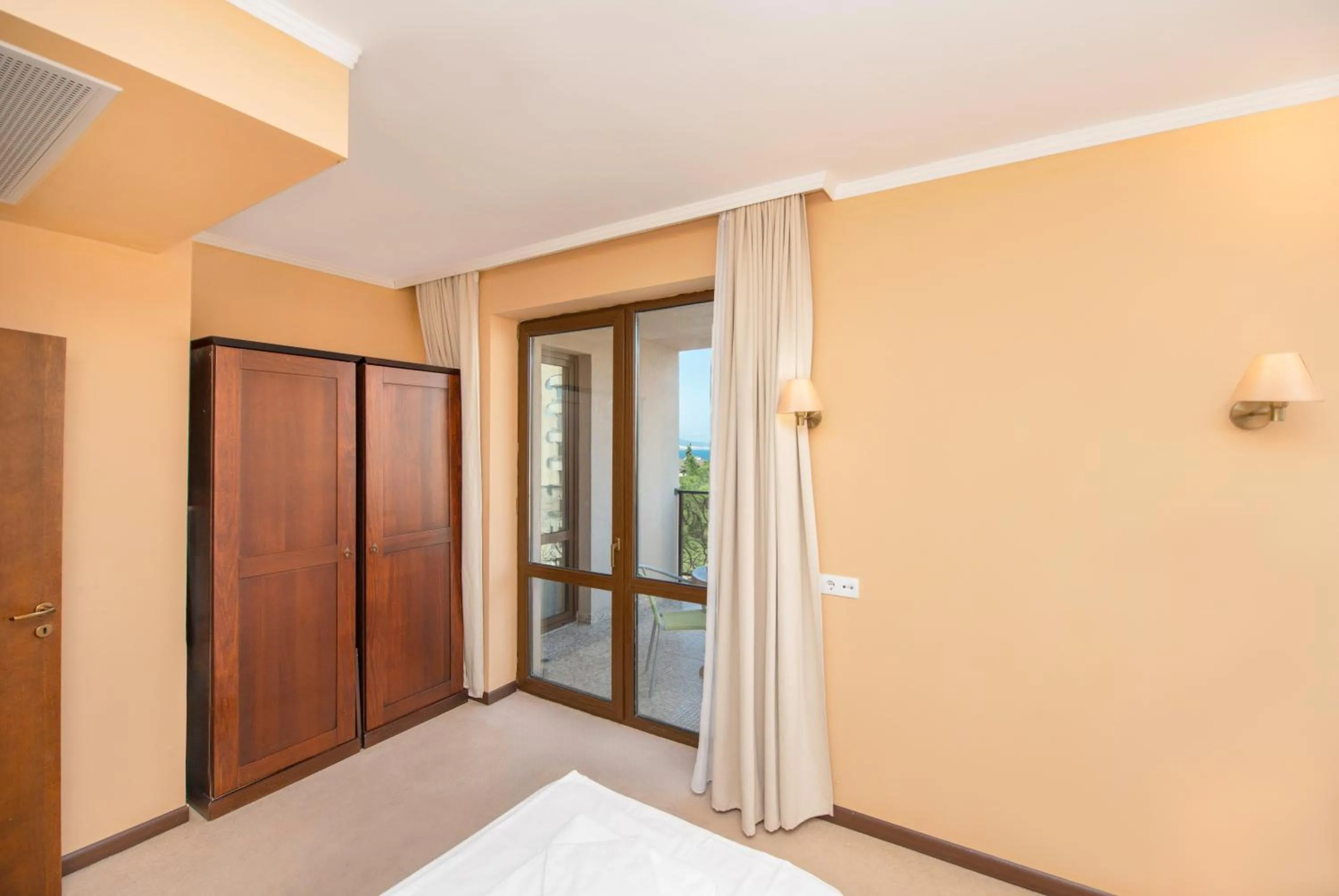 Balcony/Terrace, Bed in Royal Beach Apartments
