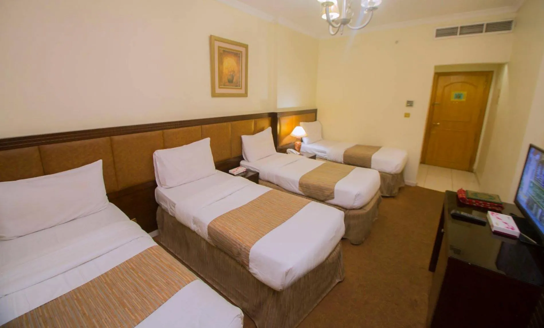 Bed in Anwar Al Zahraa Hotel
