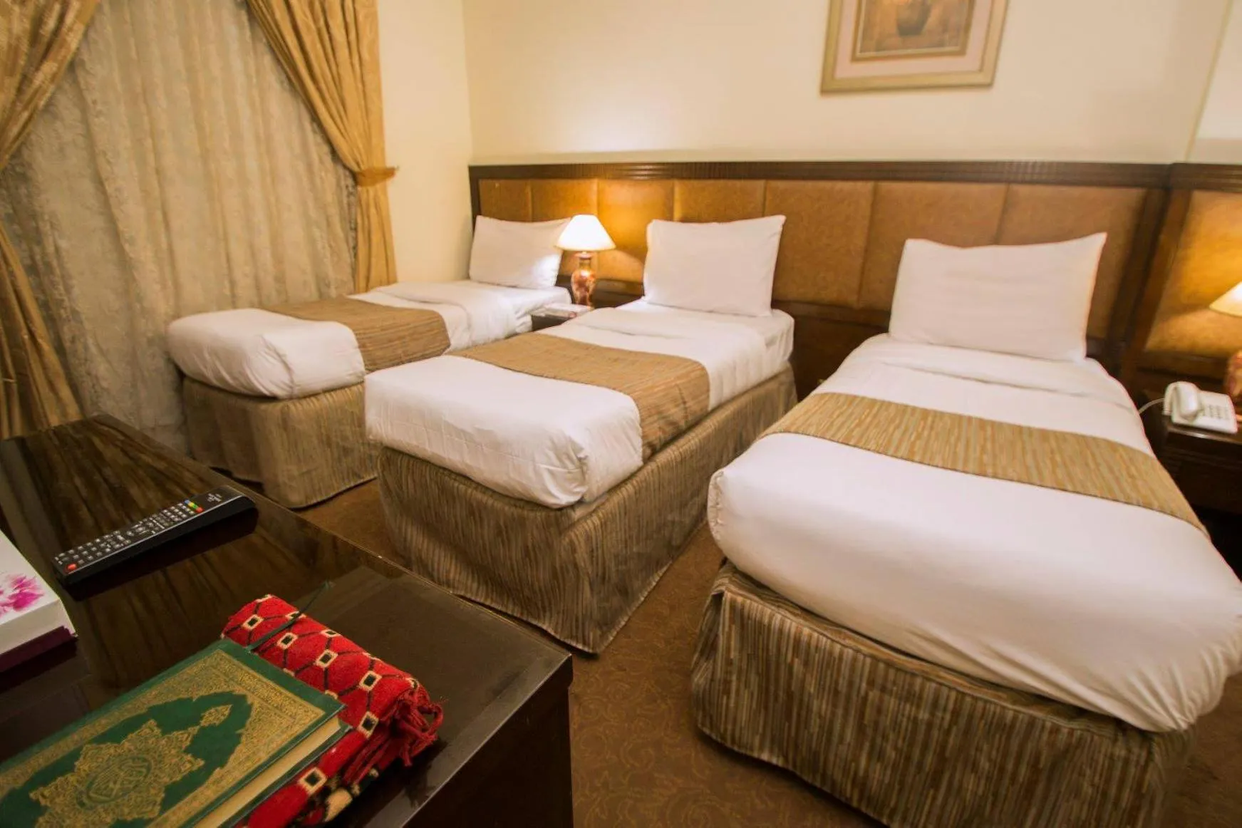 Bed in Anwar Al Zahraa Hotel
