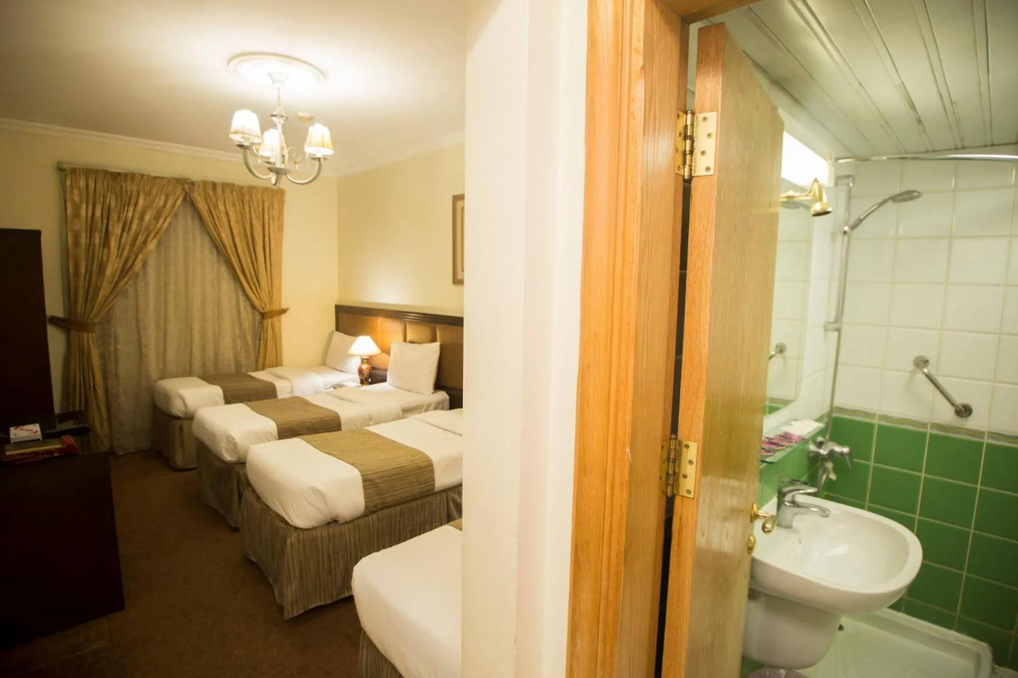 Toilet in Anwar Al Zahraa Hotel