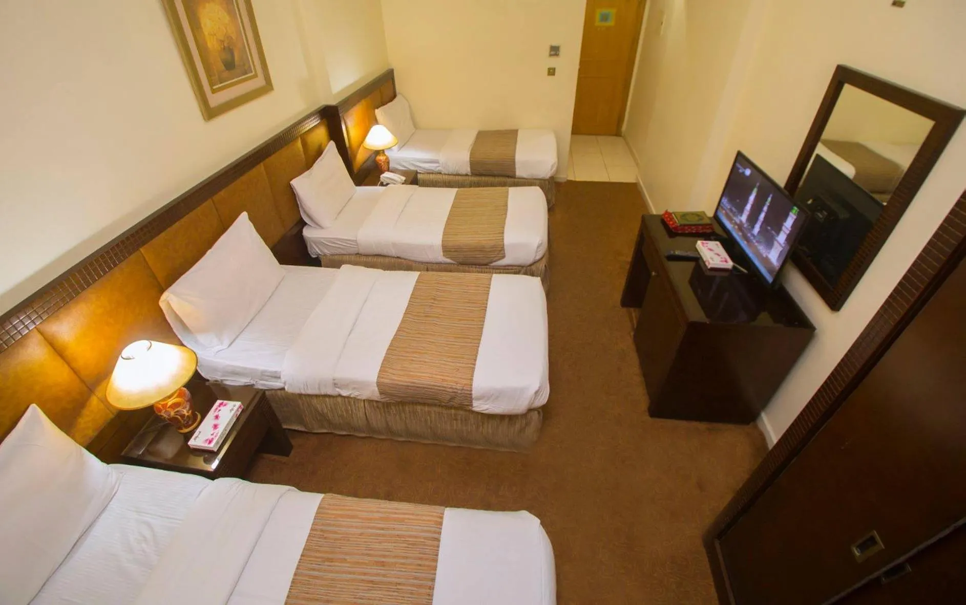 Bed in Anwar Al Zahraa Hotel