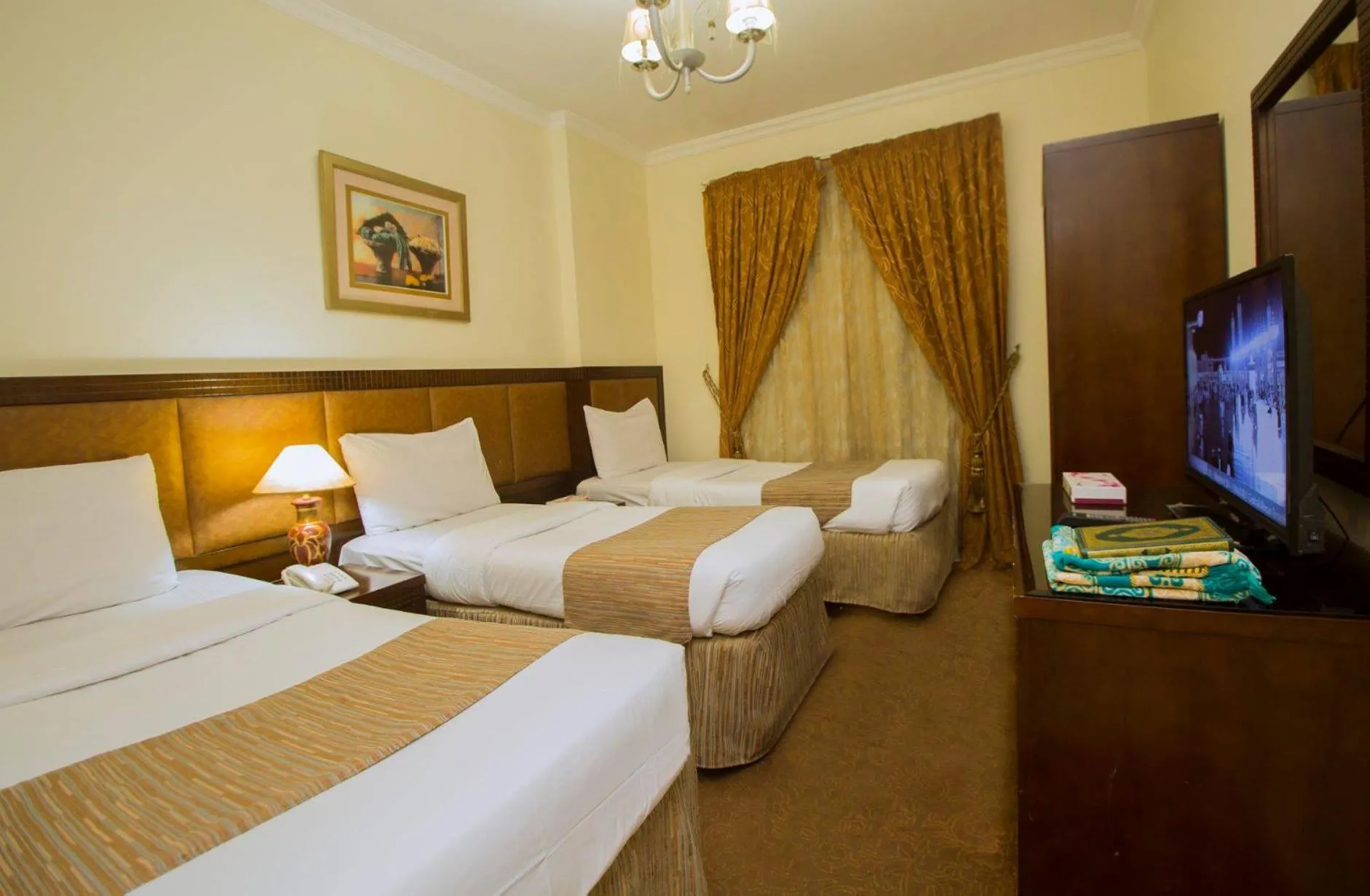 Bed in Anwar Al Zahraa Hotel
