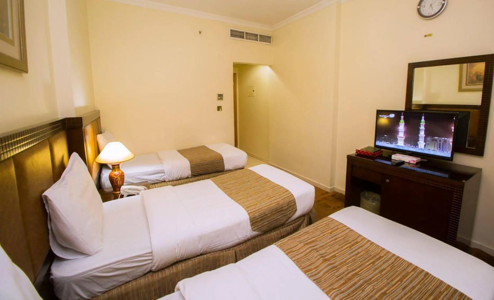 Bed in Anwar Al Zahraa Hotel
