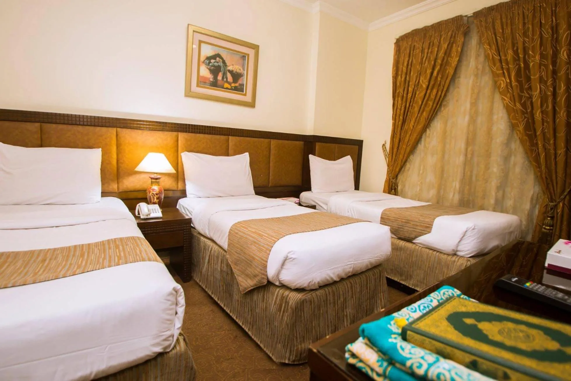 Bed in Anwar Al Zahraa Hotel