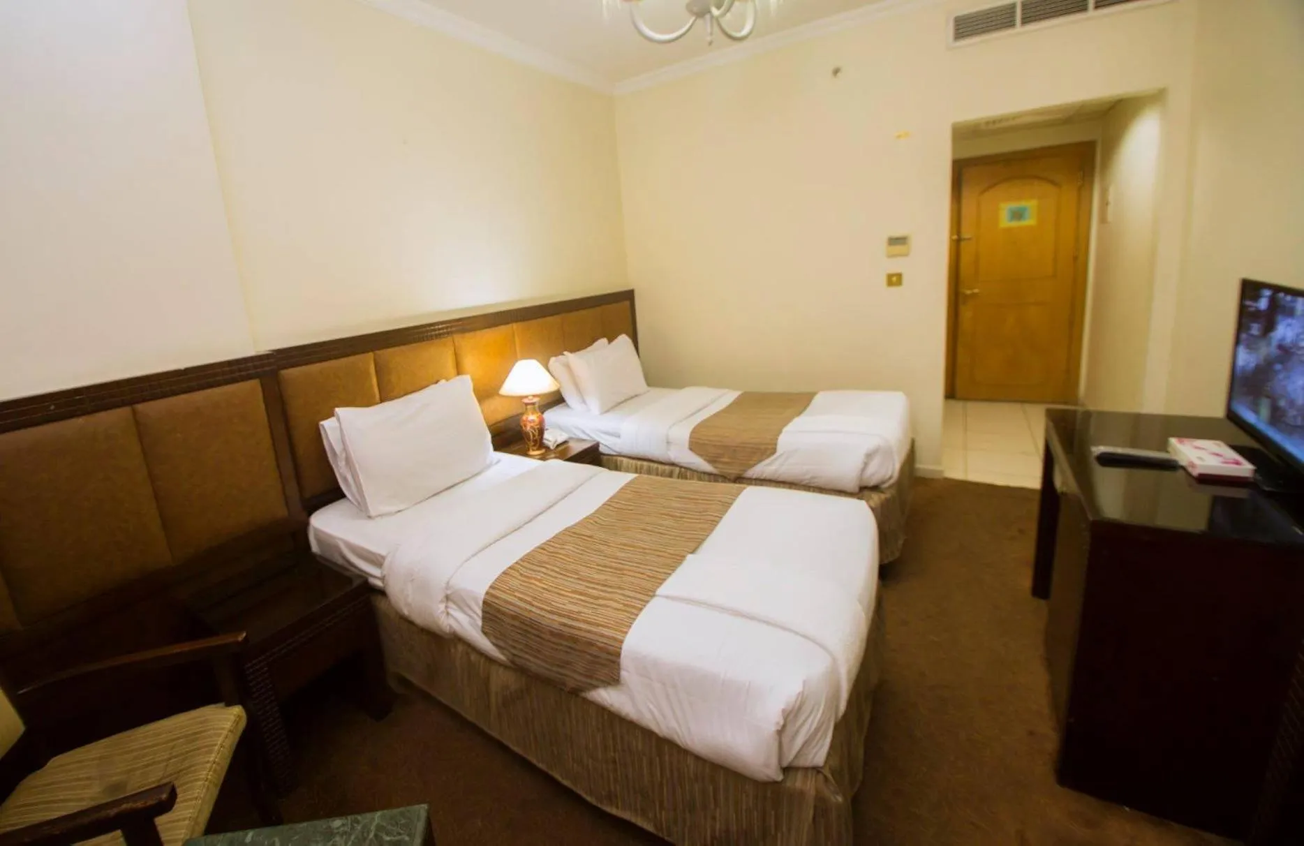 Bed in Anwar Al Zahraa Hotel