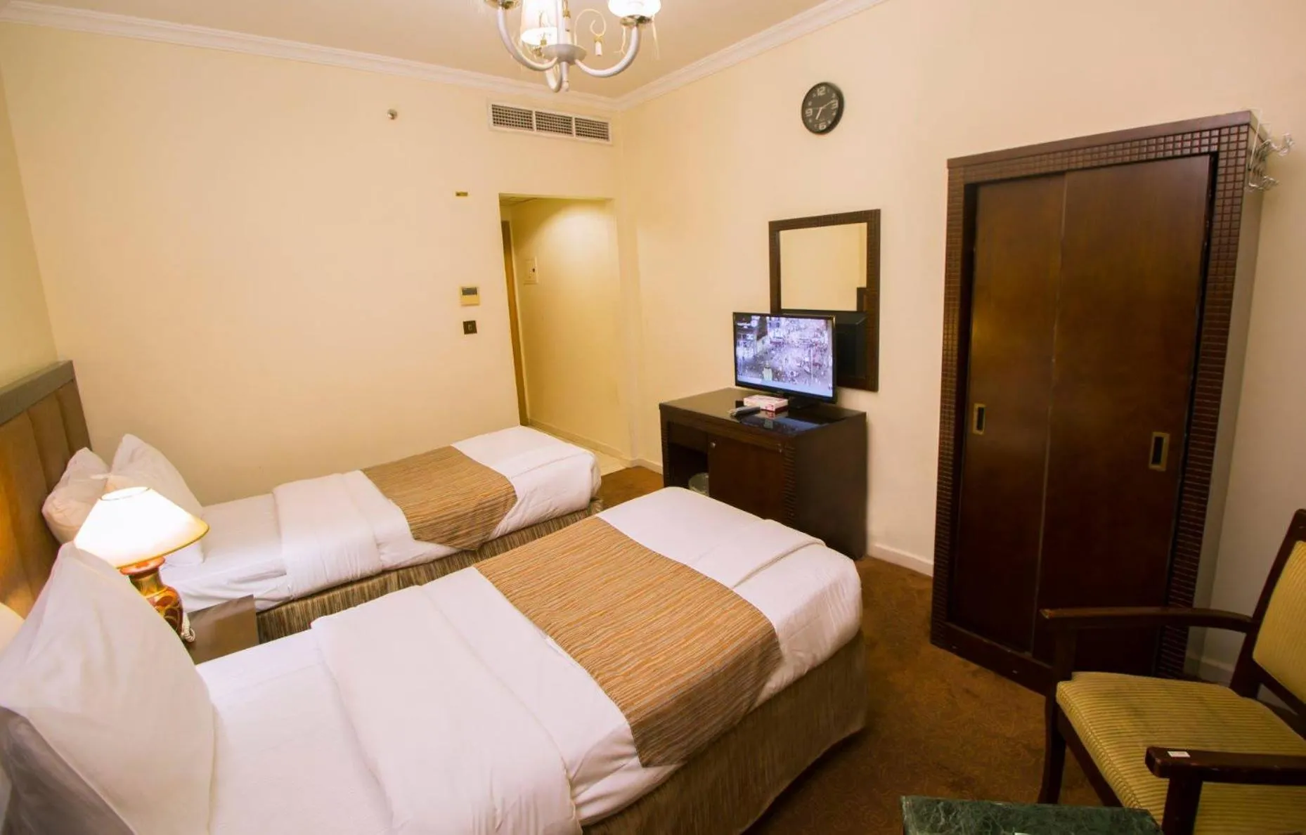 Bed in Anwar Al Zahraa Hotel