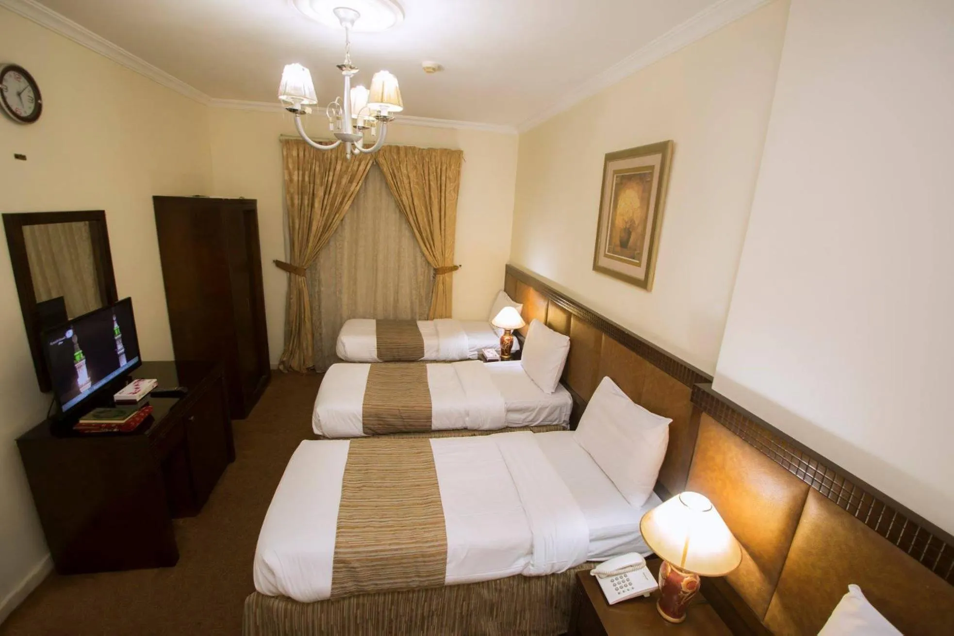 Bed in Anwar Al Zahraa Hotel