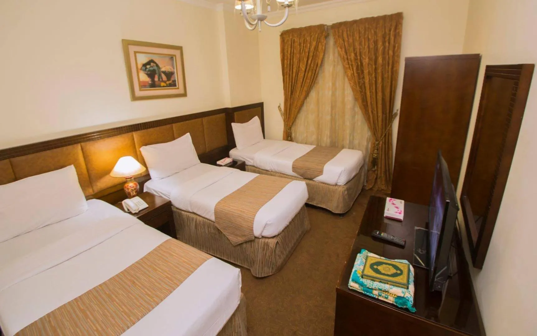 Bed in Anwar Al Zahraa Hotel