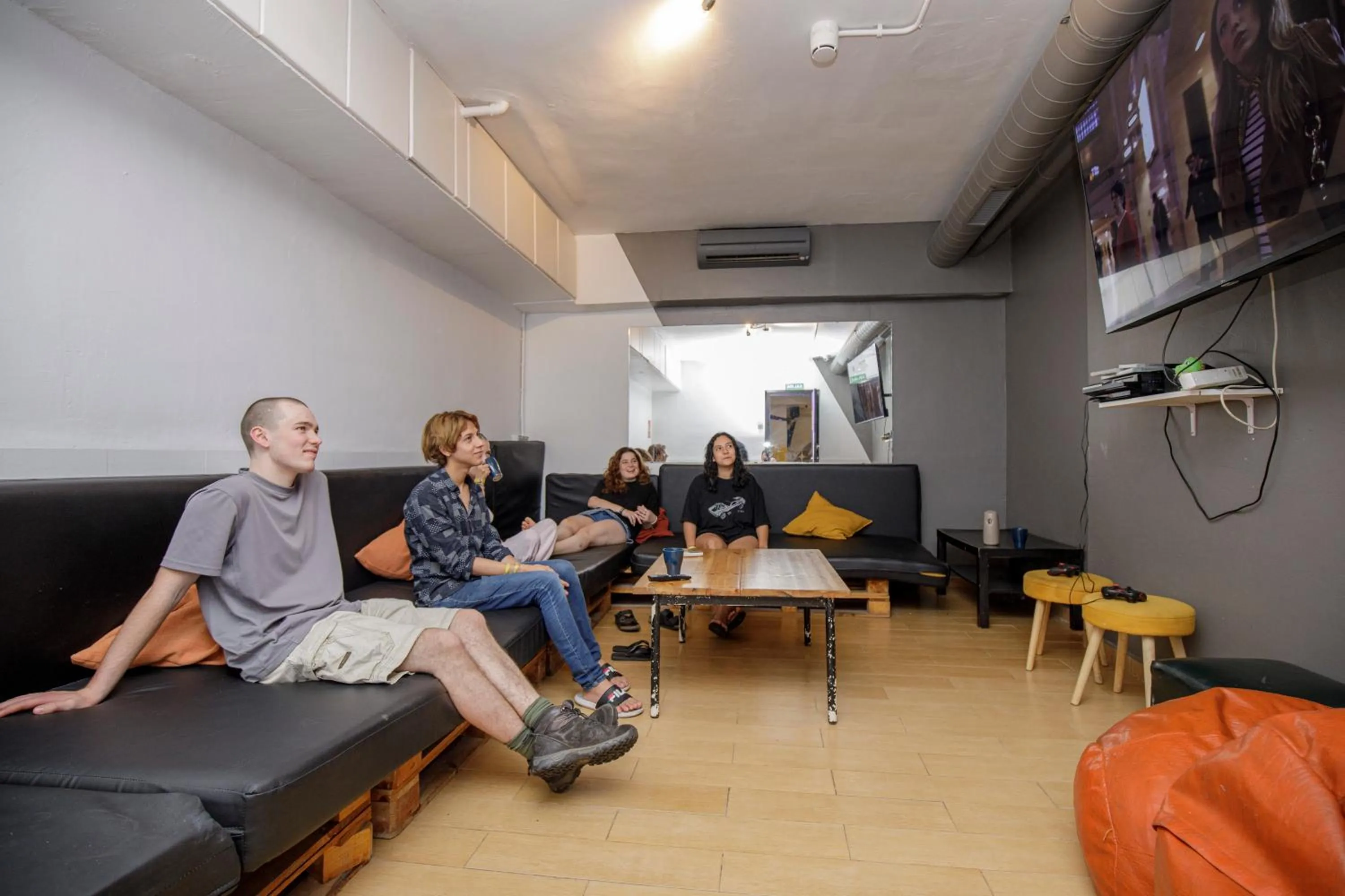 Communal lounge/ TV room in Onefam Les Corts