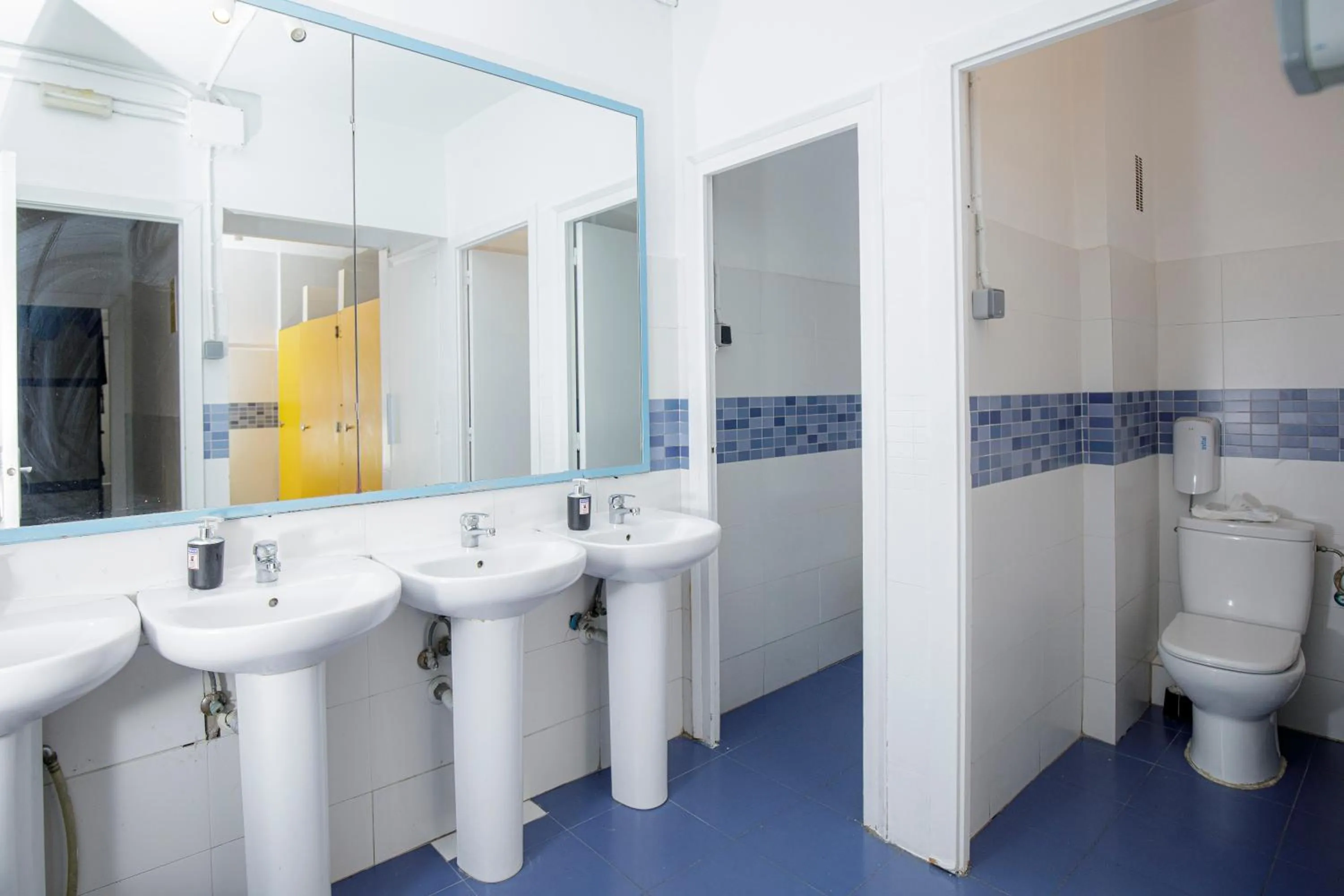 Shower in Onefam Les Corts