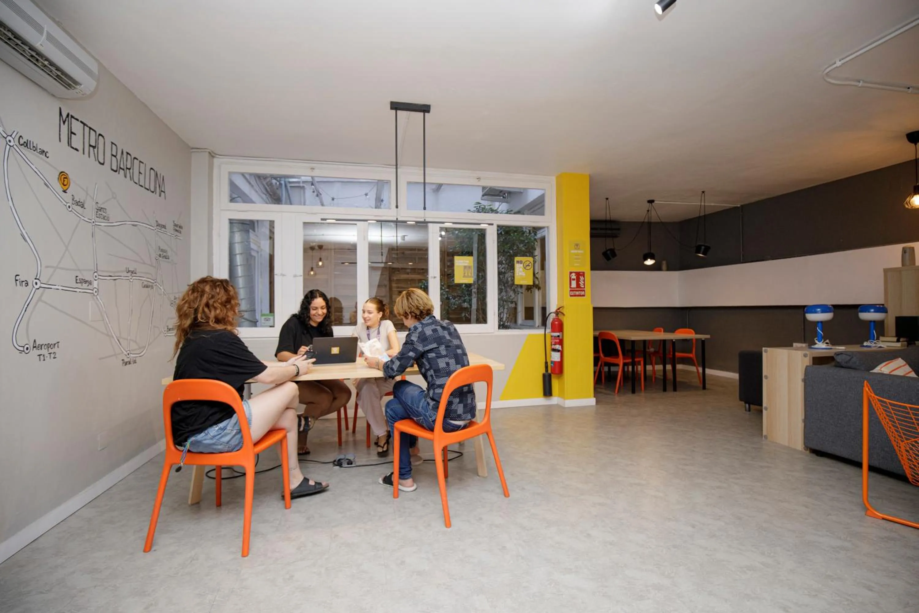 Seating area in Onefam Les Corts