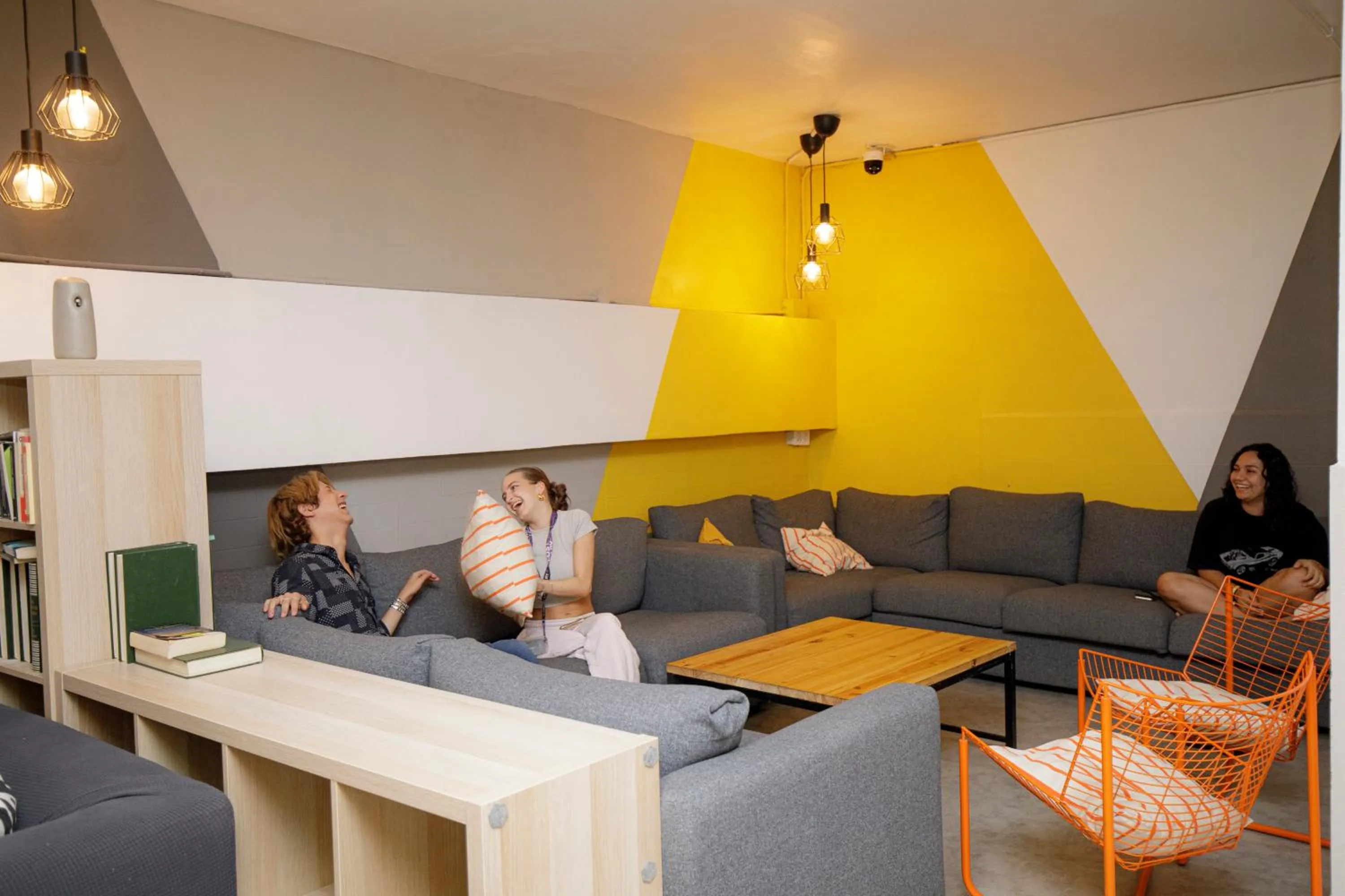 People in Onefam Les Corts