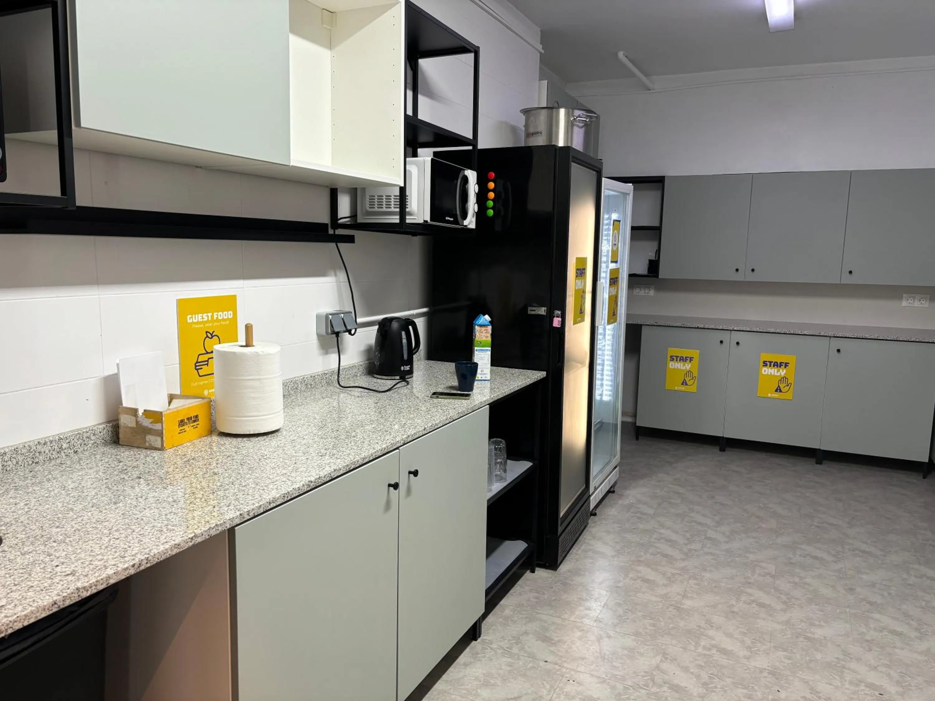 Communal kitchen in Onefam Les Corts