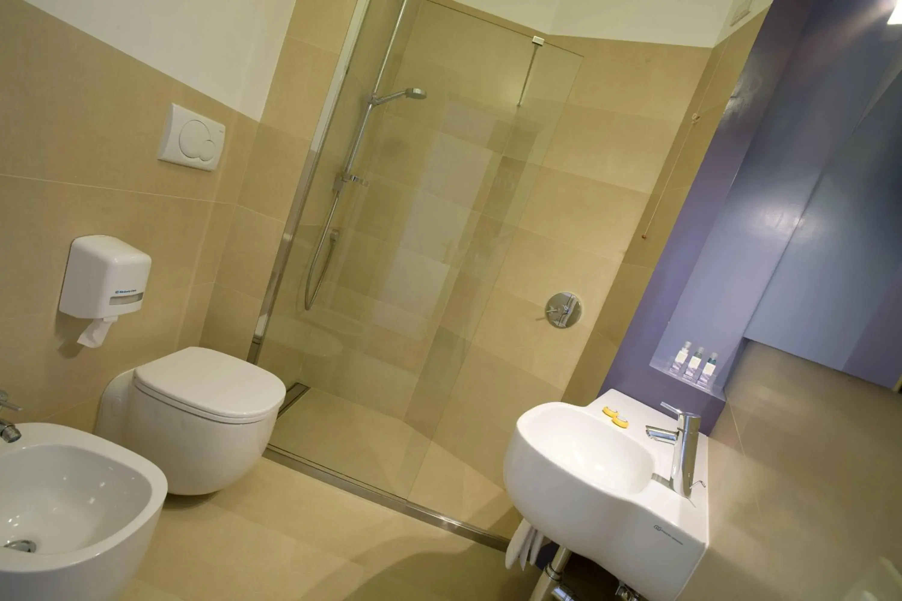 Bathroom in Hotel Emilia Bathroom in Hotel Emilia