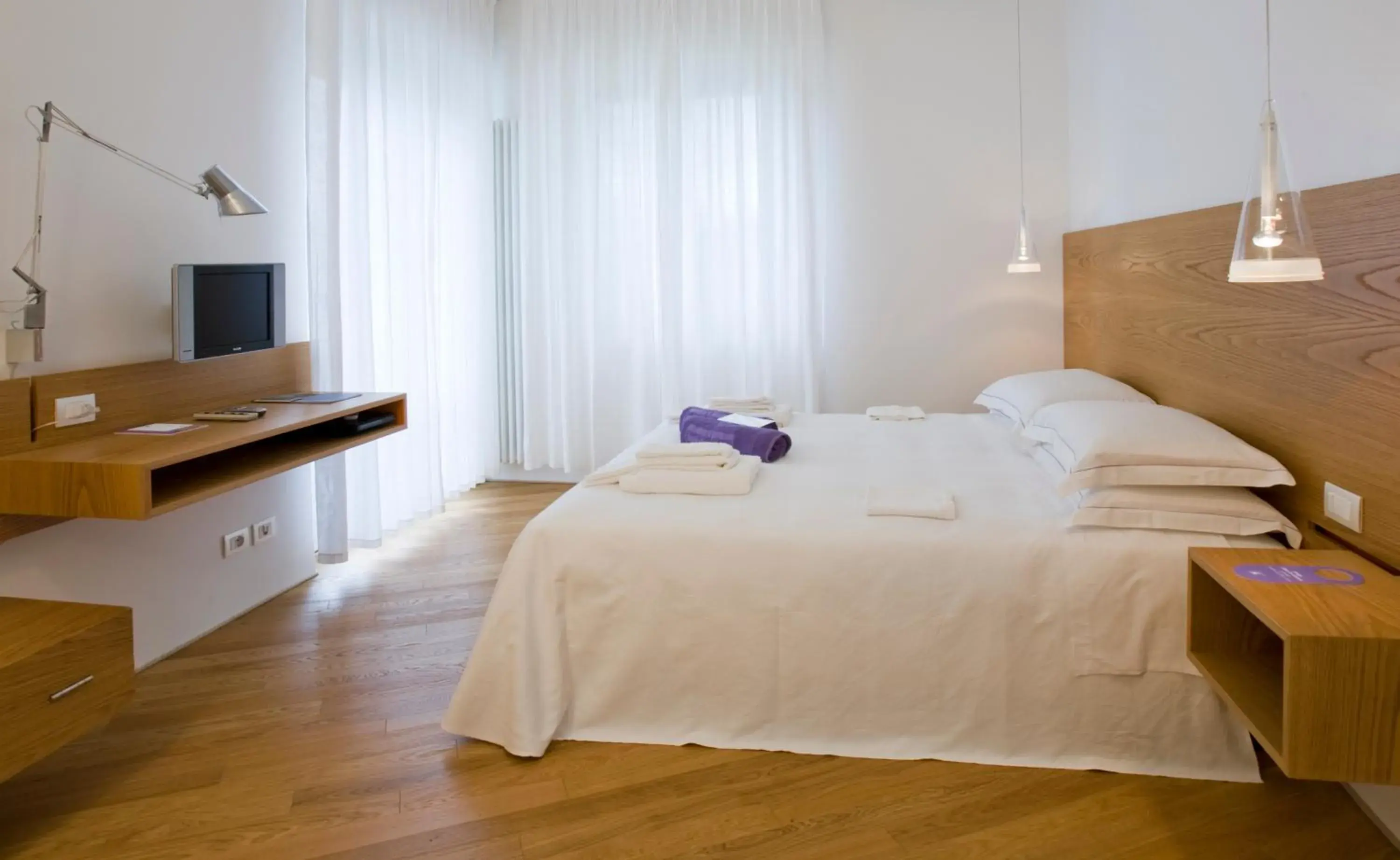 Deluxe Double or Twin Room in Hotel Emilia Deluxe Double or Twin Room in Hotel Emilia