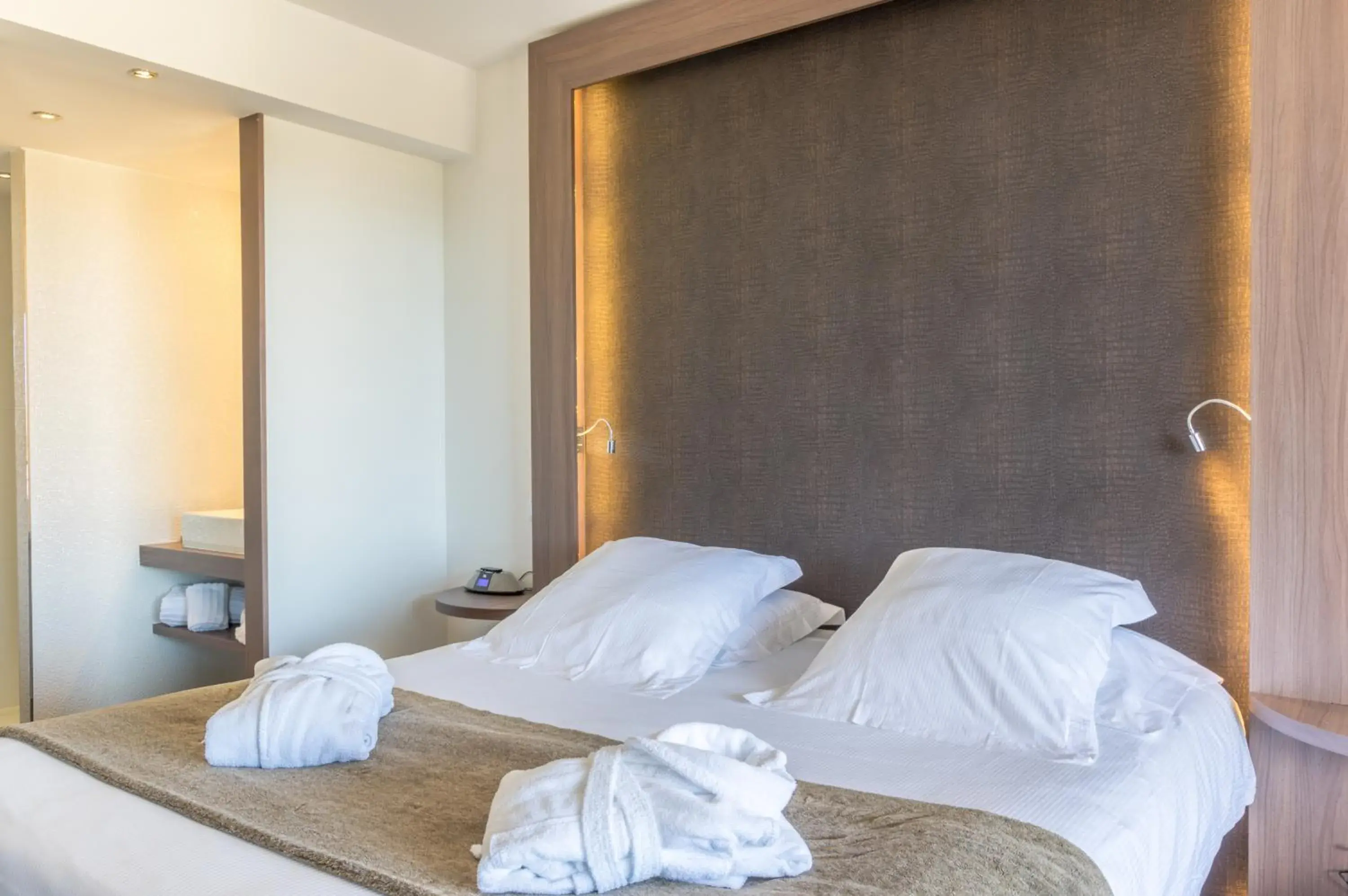 Double Room - Disability Access in Oz'Inn Hôtel & Spa Double Room - Disability Access in Oz'Inn Hôtel & Spa