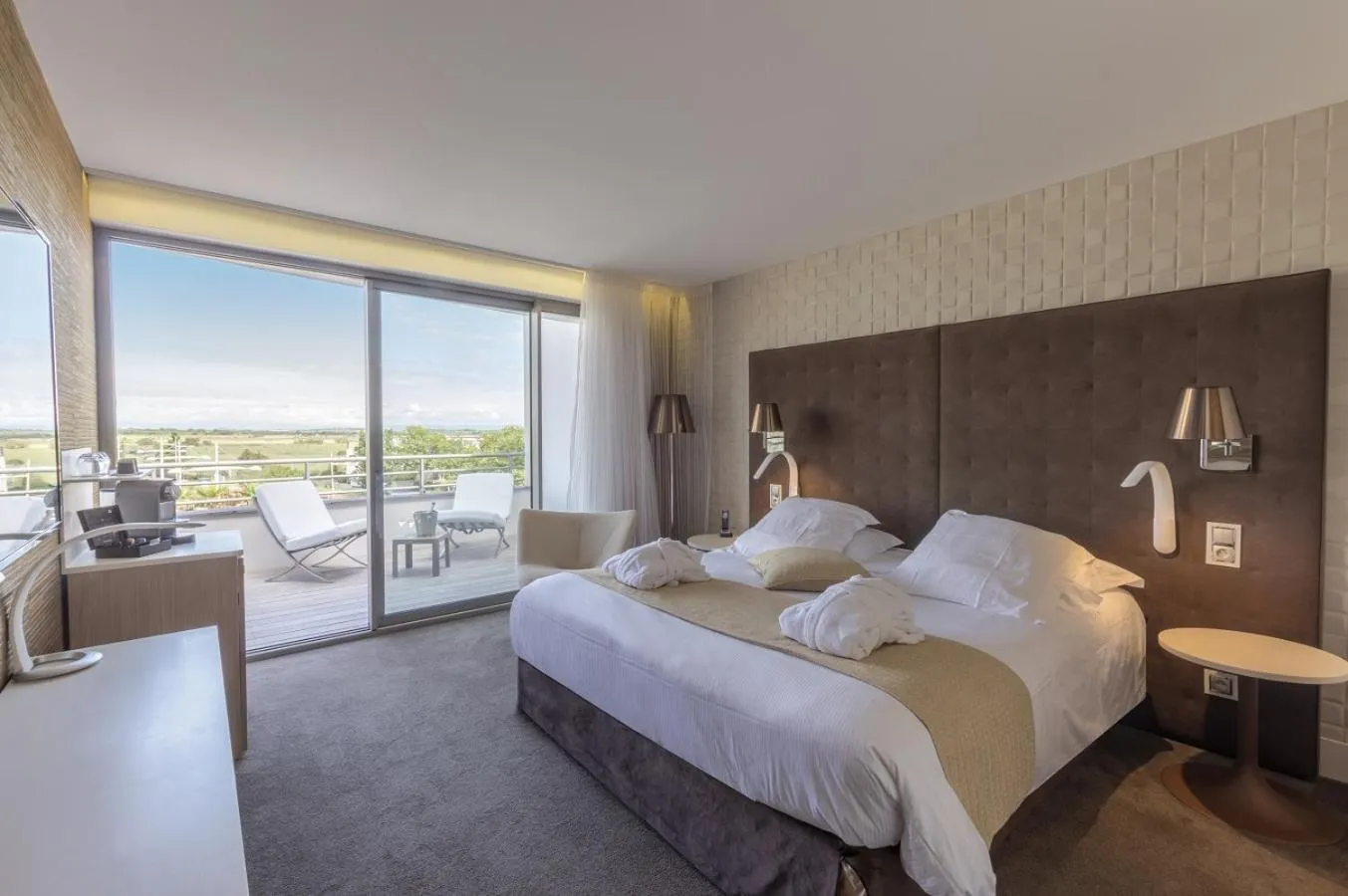 Balcony/Terrace, Bed in Oz'Inn Hôtel & Spa