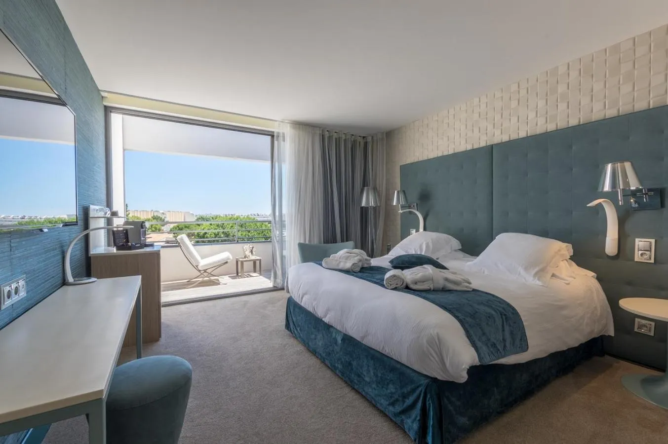 Coffee/tea facilities, Bed in Oz'Inn Hôtel & Spa