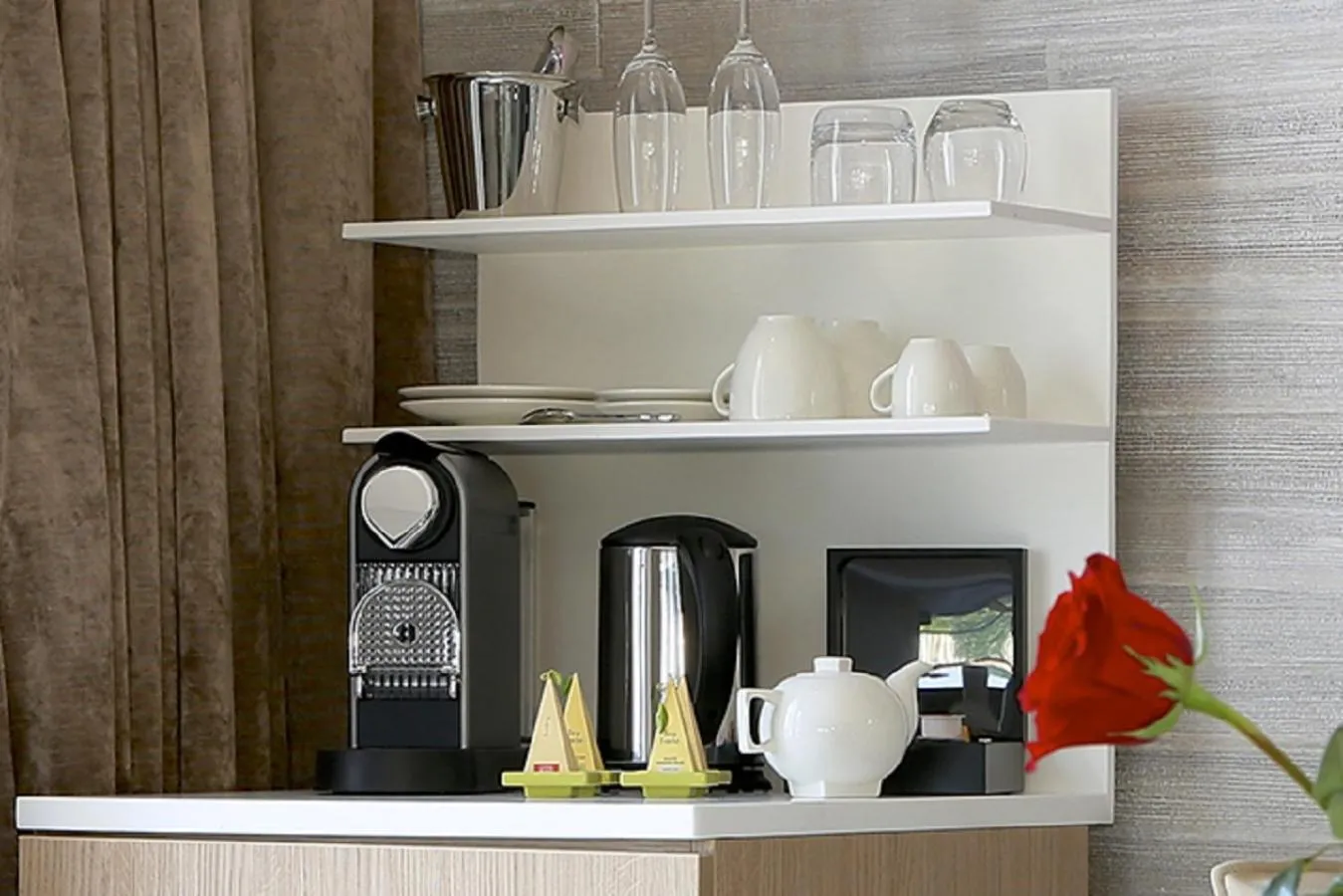 Coffee/tea facilities in Oz'Inn Hôtel & Spa