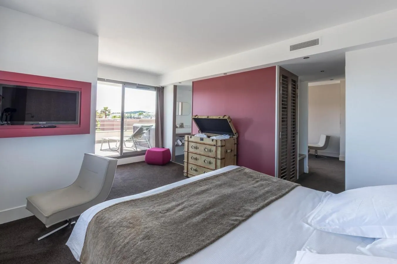 TV and multimedia, Bed in Oz'Inn Hôtel & Spa