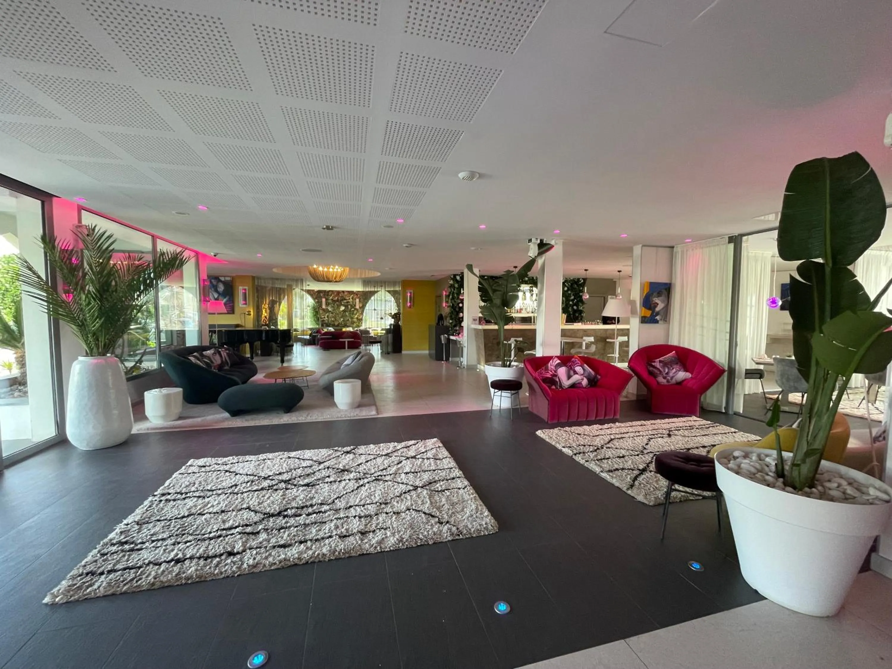 Property building in Oz'Inn Hôtel & Spa