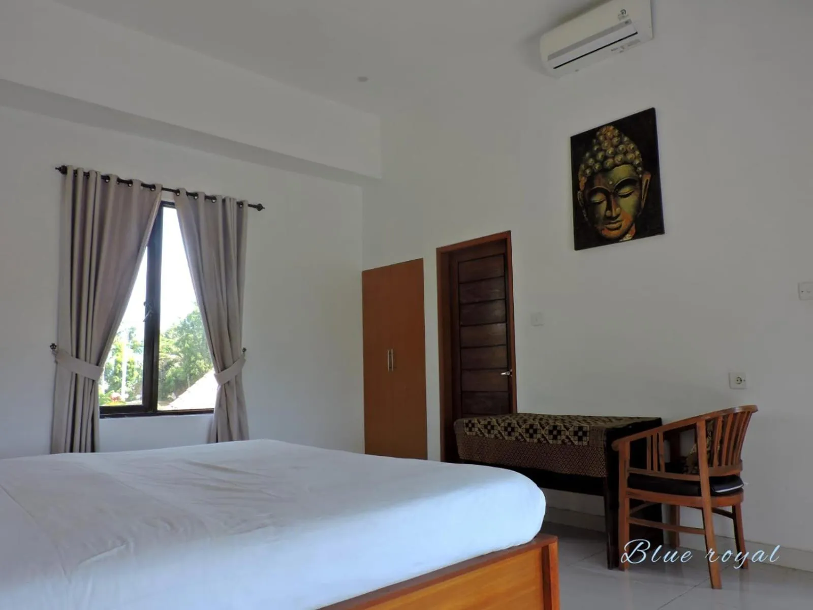 Bedroom, Bed in Blue Royal Amed