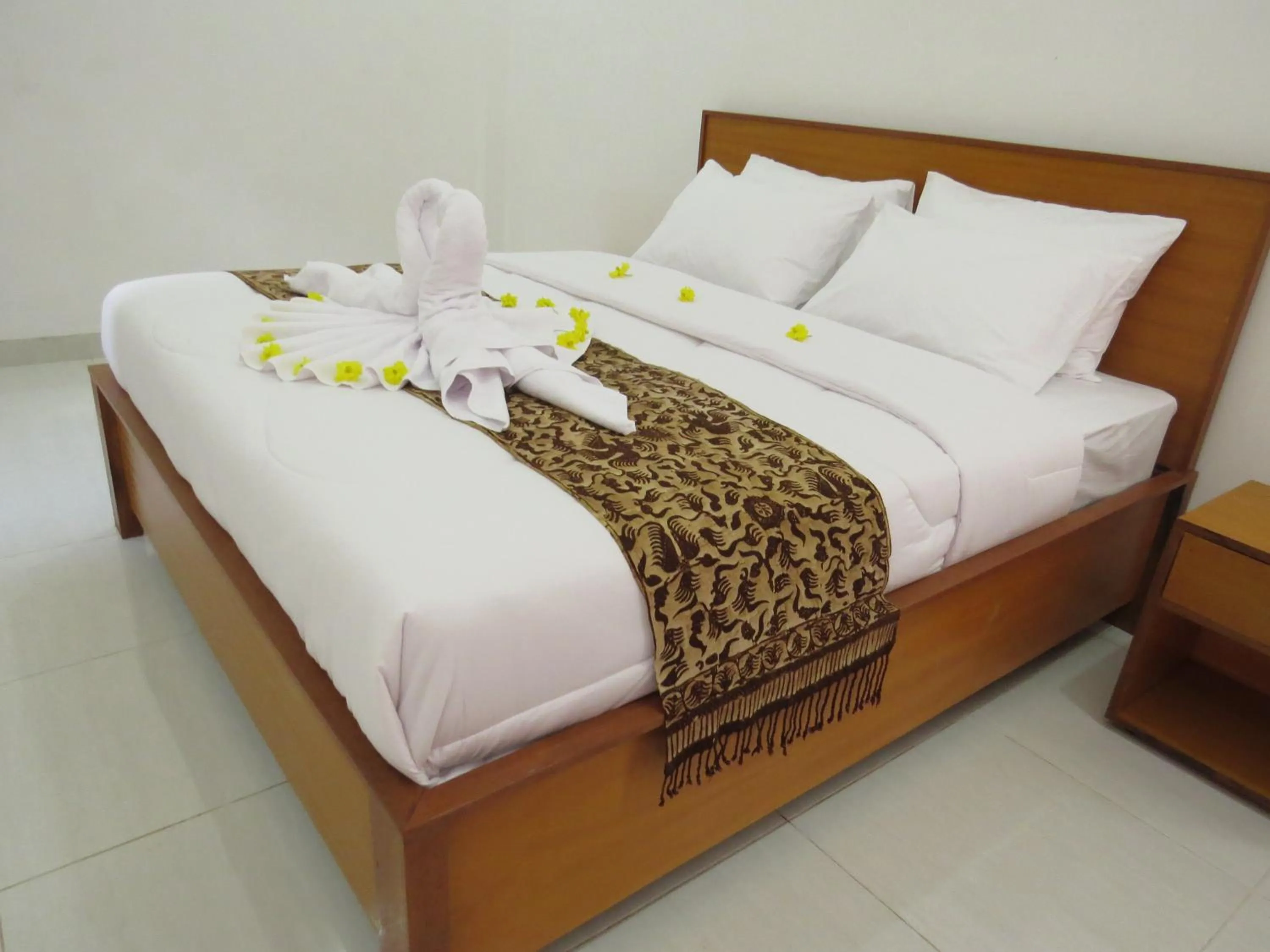 Bedroom, Bed in Blue Royal Amed