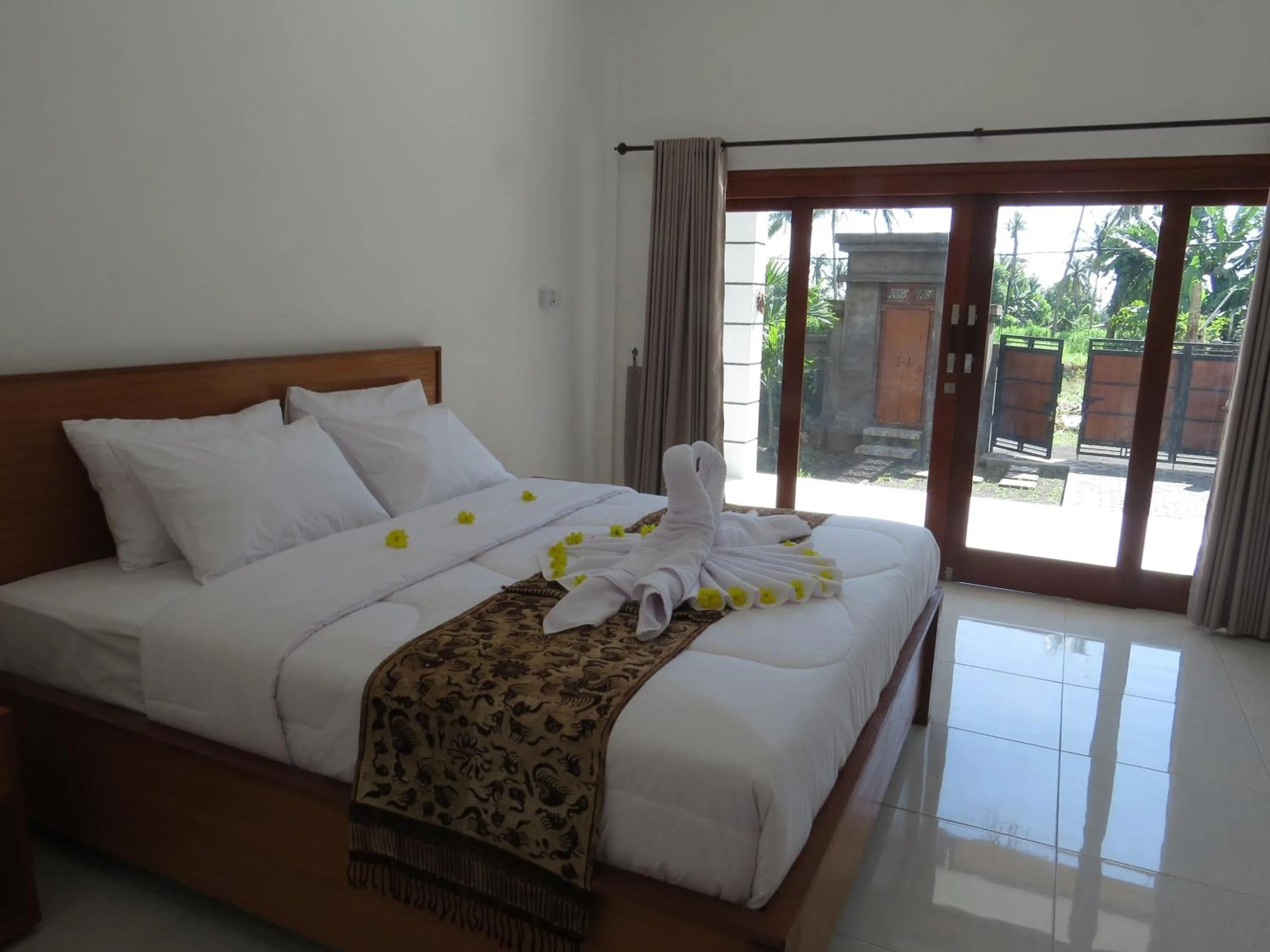 Bedroom, Bed in Blue Royal Amed