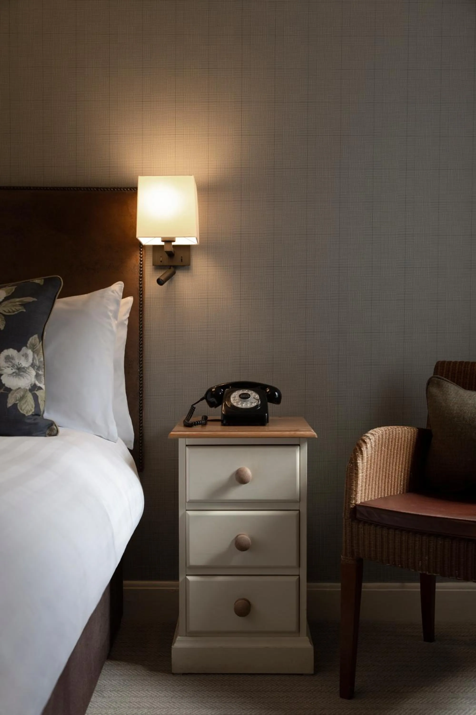 Bed in The Glencoe Inn