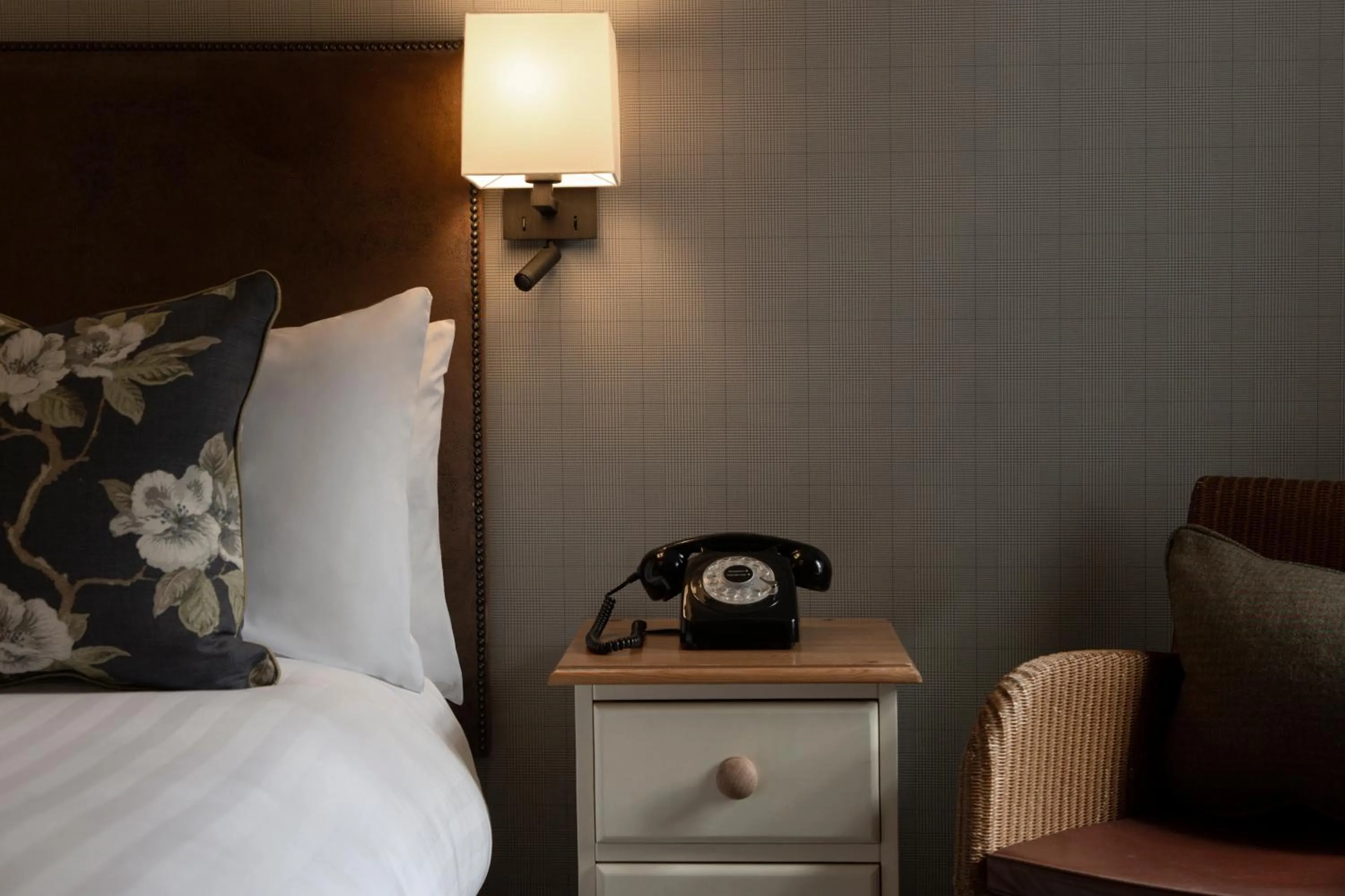 Bed in The Glencoe Inn