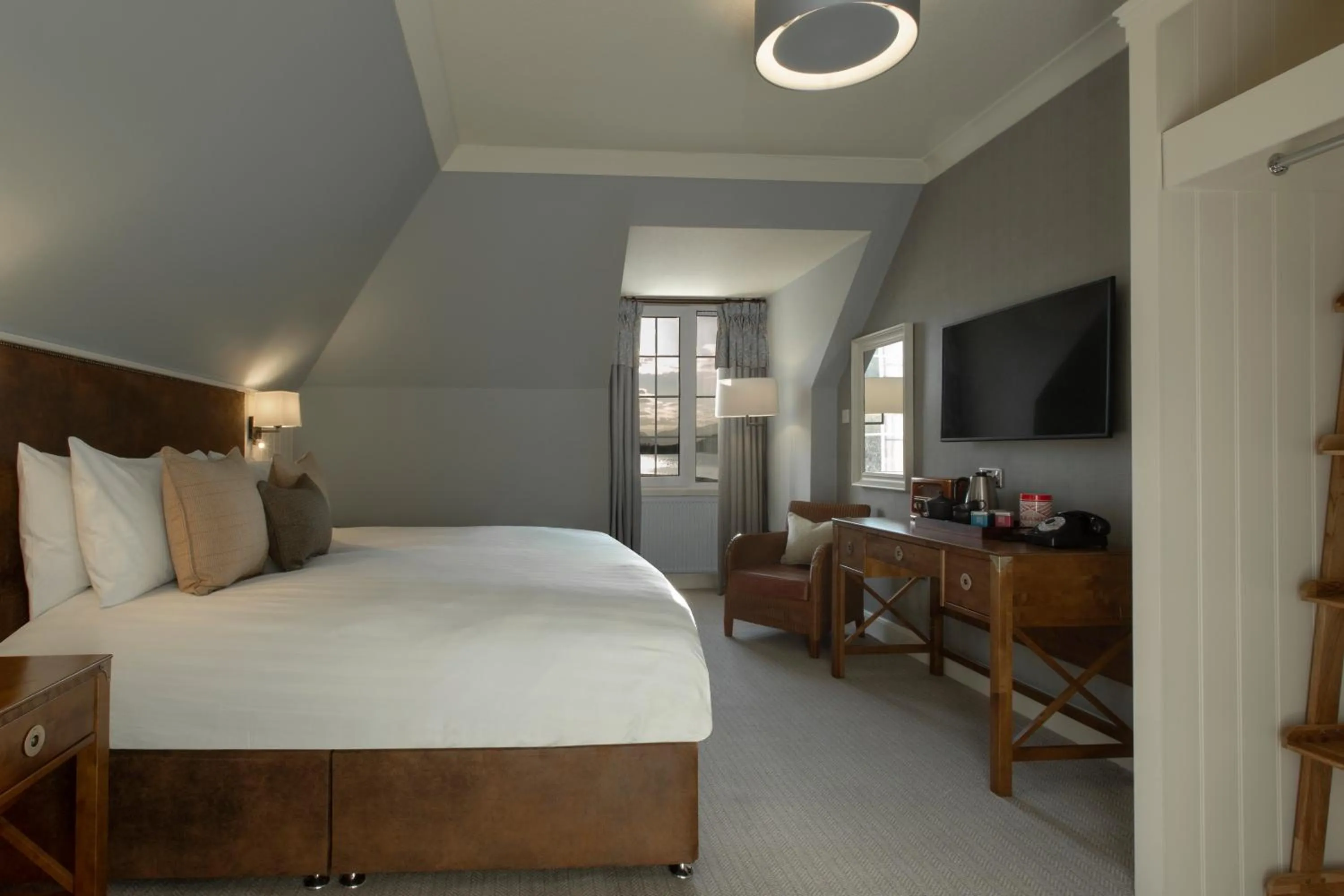 Photo of the whole room, Bed in Balmoral Arms