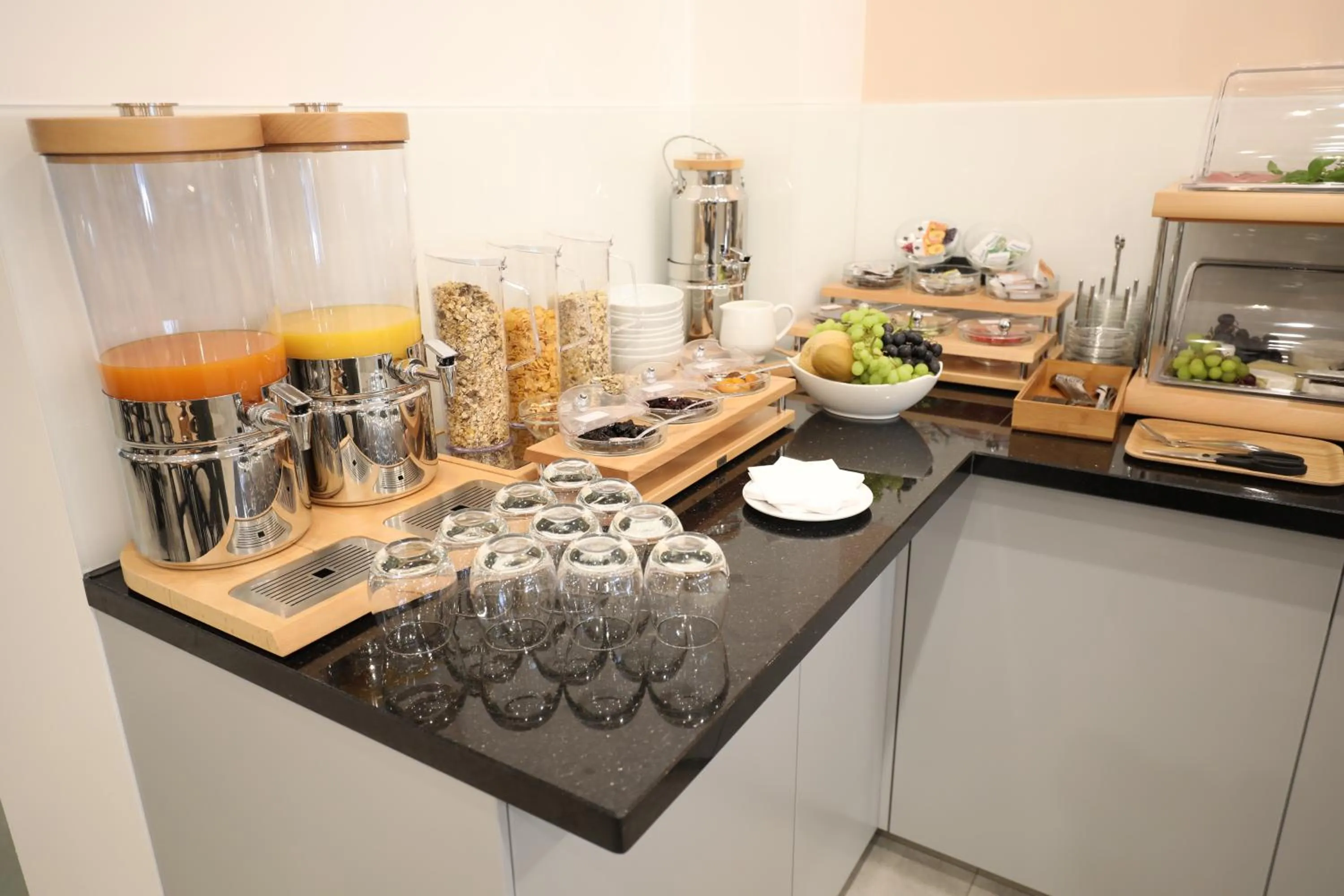 Buffet breakfast in Sleep Inn Düsseldorf