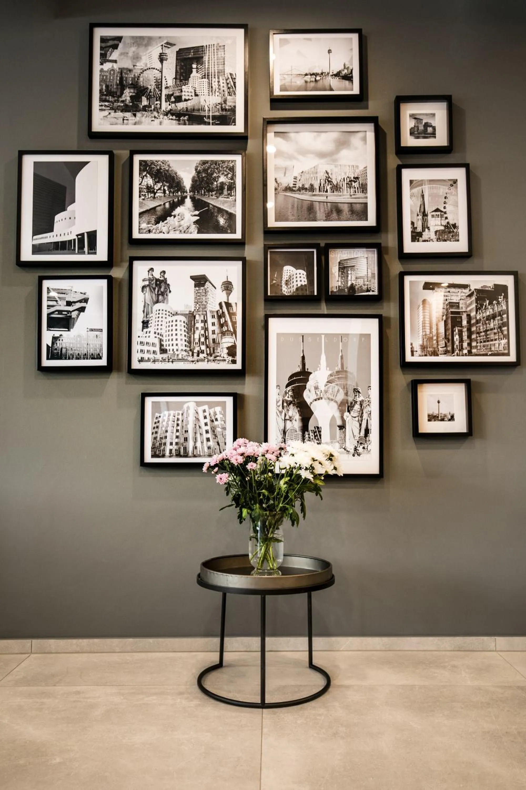 Lobby or reception in Sleep Inn Düsseldorf