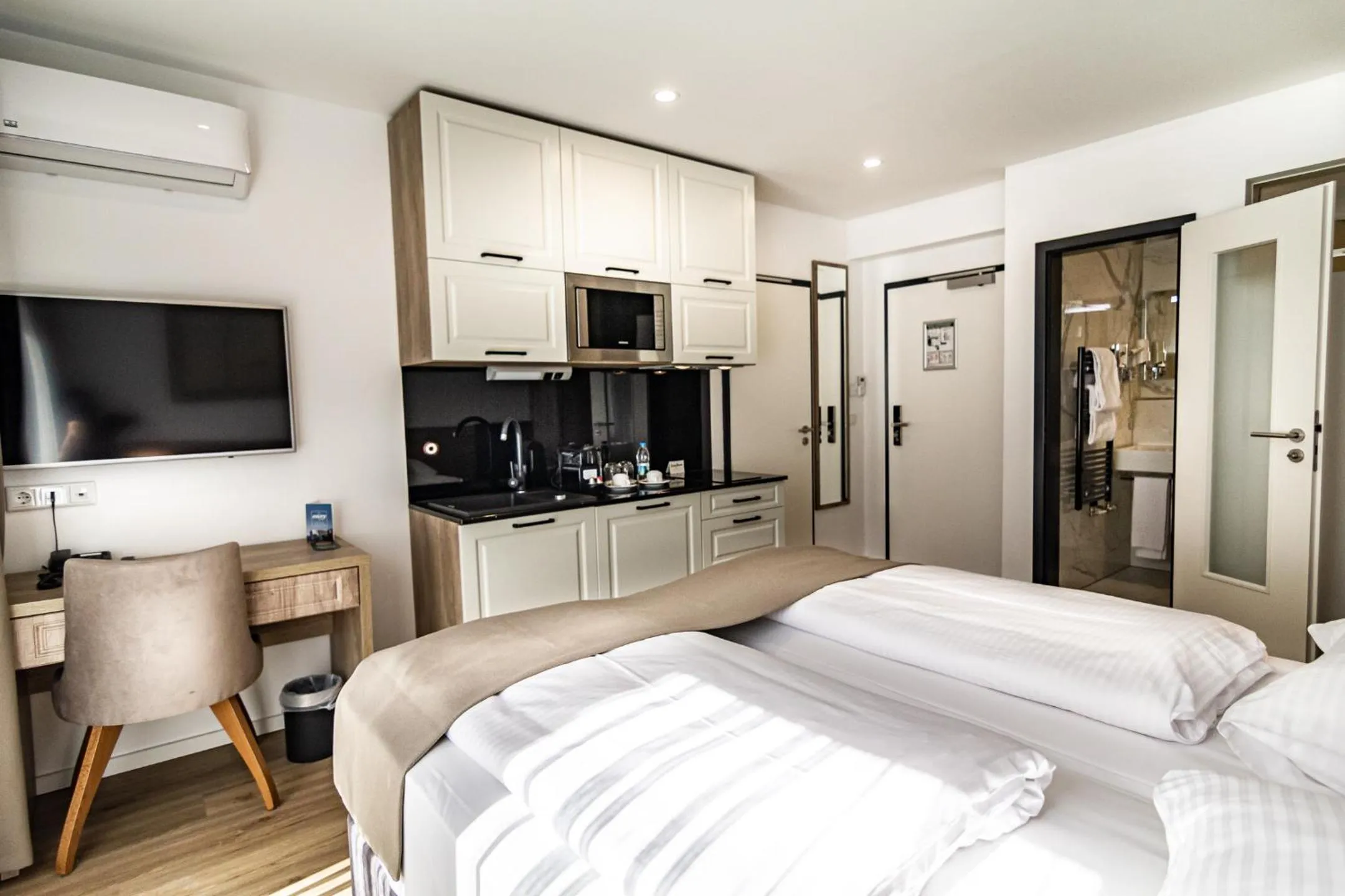 Kitchen or kitchenette, Bed in Sleep Inn Düsseldorf