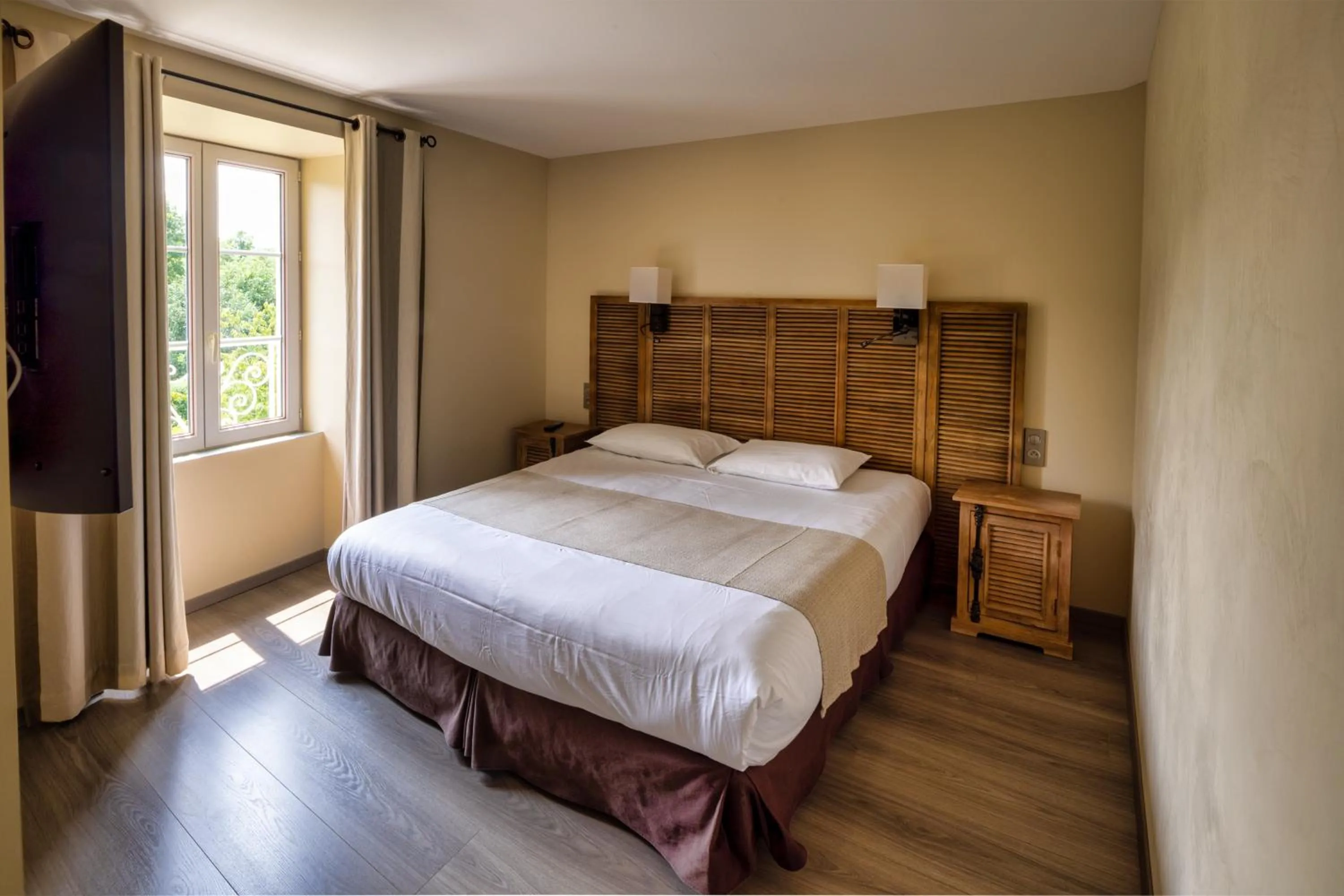 Bedroom, Bed in Château de la Falque, The Originals Relais