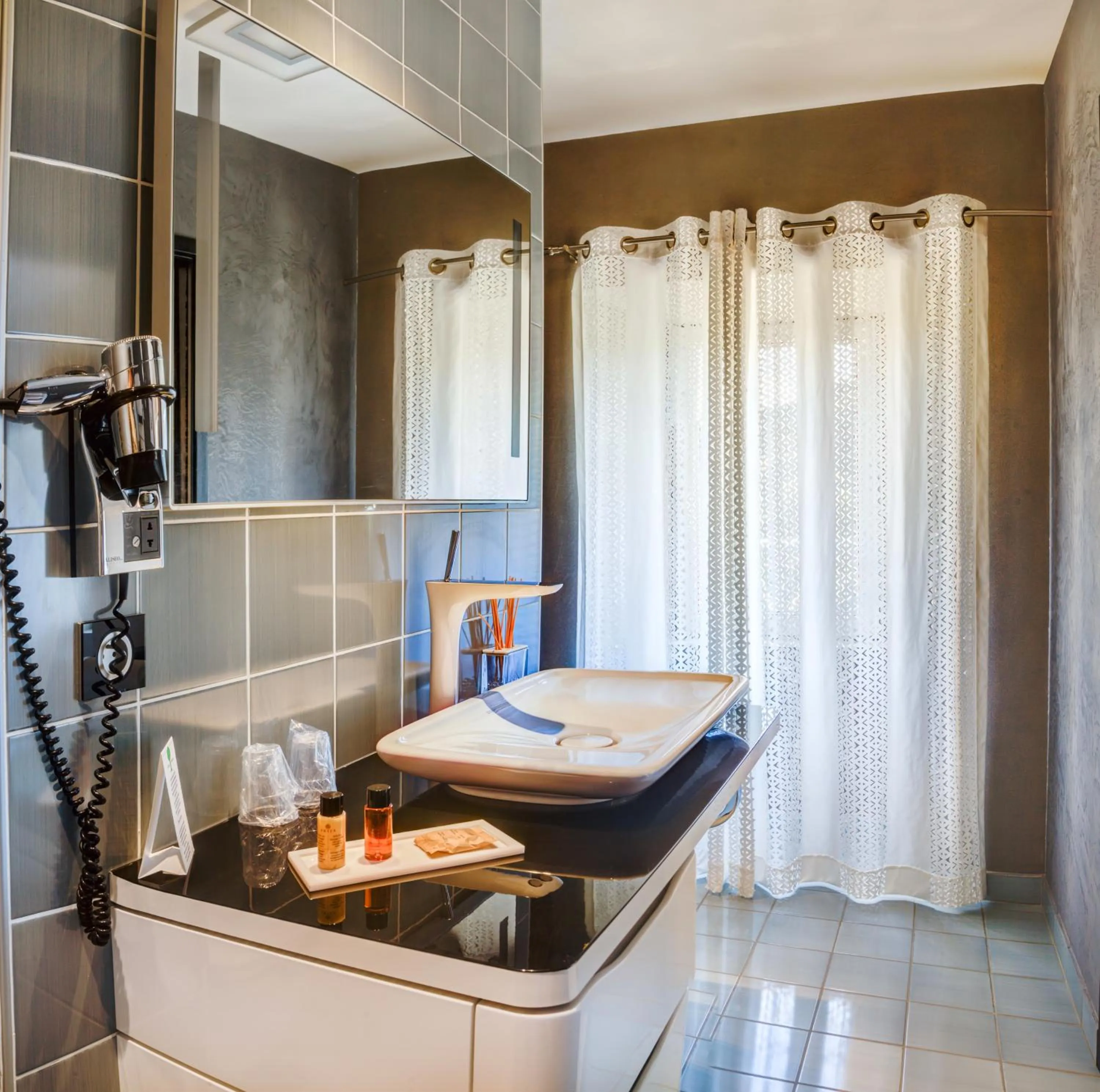 Bathroom in Château de la Falque, The Originals Relais