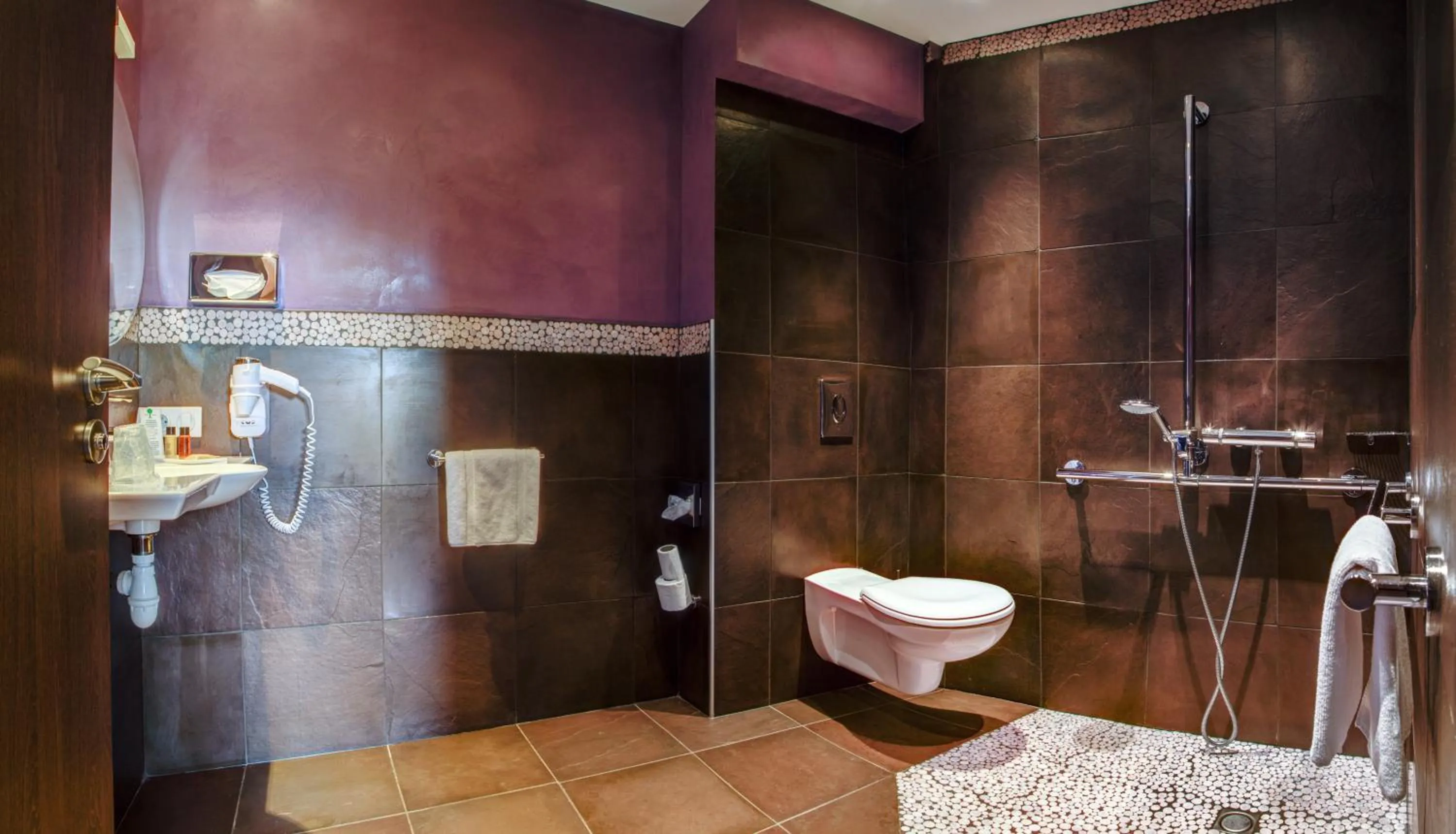 Bathroom in Château de la Falque, The Originals Relais