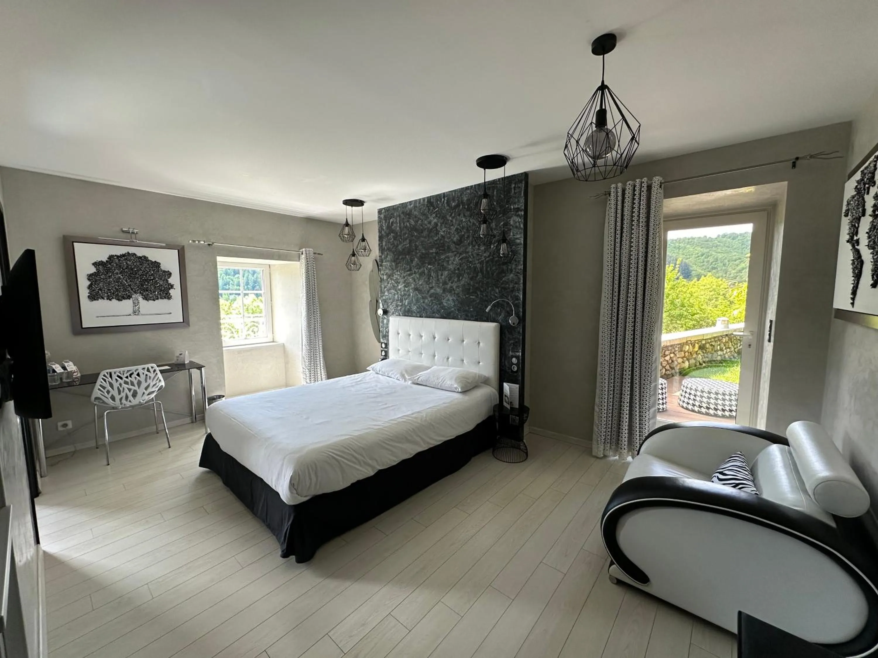 Bedroom, Bed in Château de la Falque, The Originals Relais